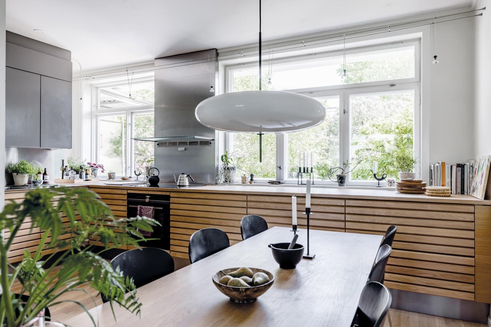 Store vinduer over 5 m lang benkeplate med staver i hel lengde i lysoljet heltre eik. Ekstra bred induksjonstopp m/vifte til friluft. Vegg over induskjonstopp kledd i rustfritt stål. Galleribilde