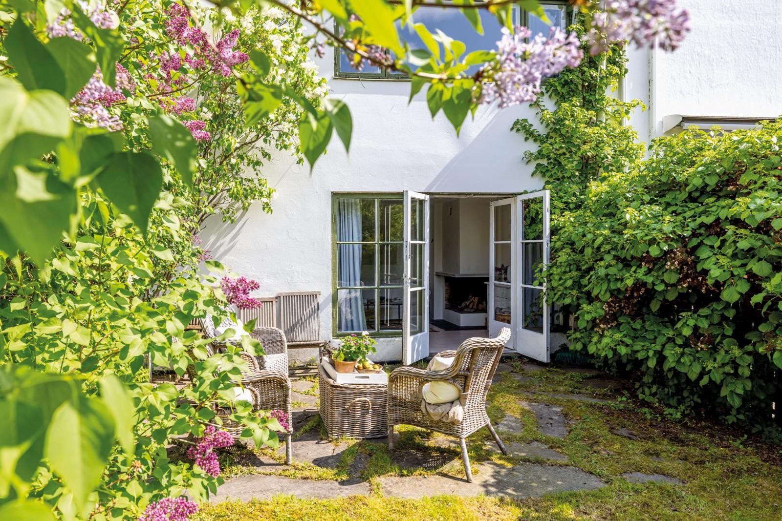 Solrik skiferlagt terrasse rett ut fra peisestuen. Her er det plass til både spising, grilling og lounging - møbler som du ønsker. Solen går ned ved 20.30-tiden. Galleribilde