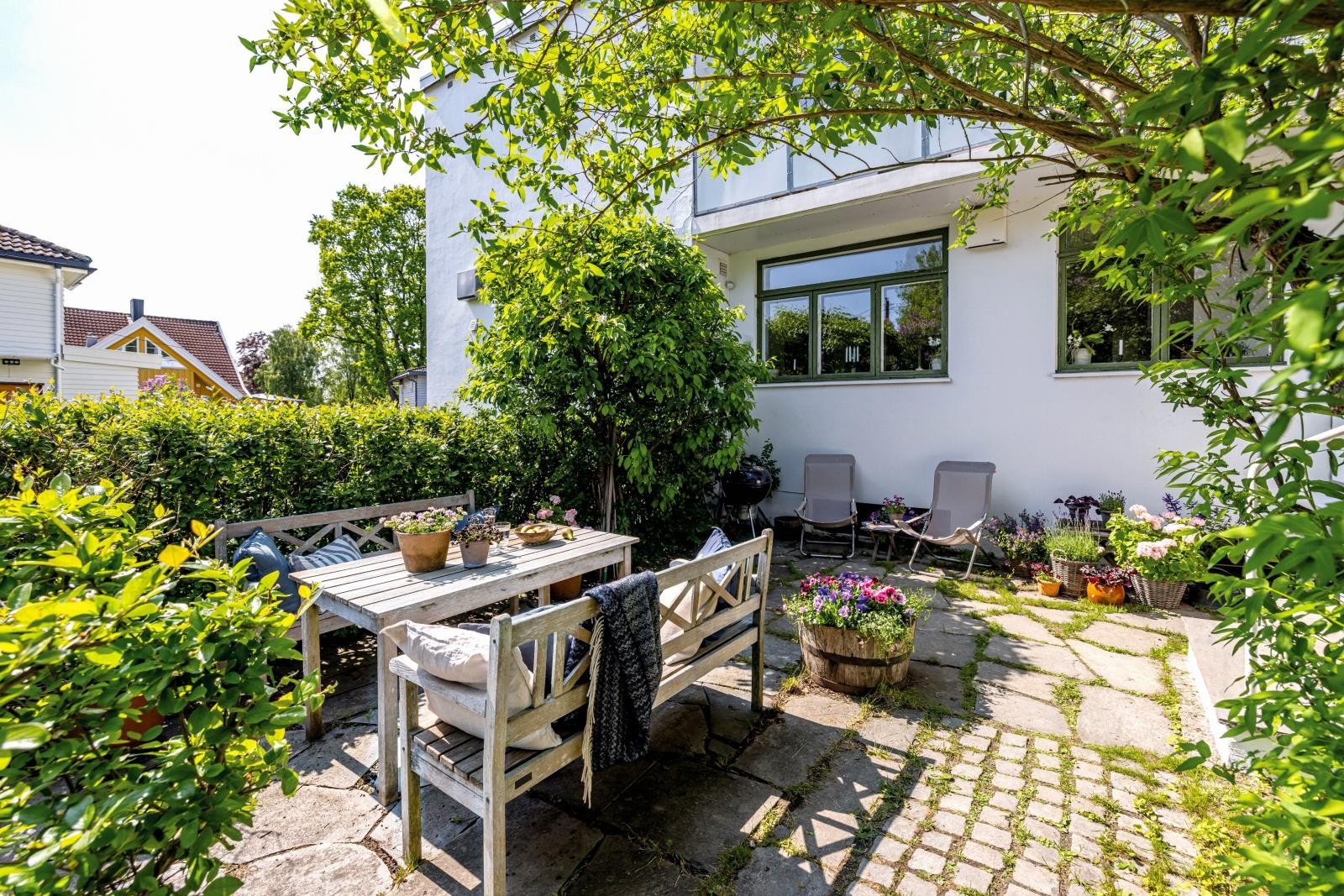 Idyllisk beliggende funkisbolig på Blindern/Lille Frøen med solrike hager og uteplasser. Galleribilde