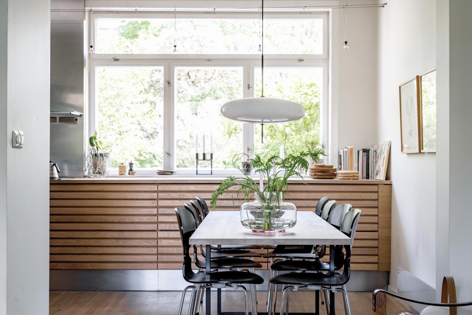 Lys spiseplass med grønt utsyn mot forhagen. Galleribilde