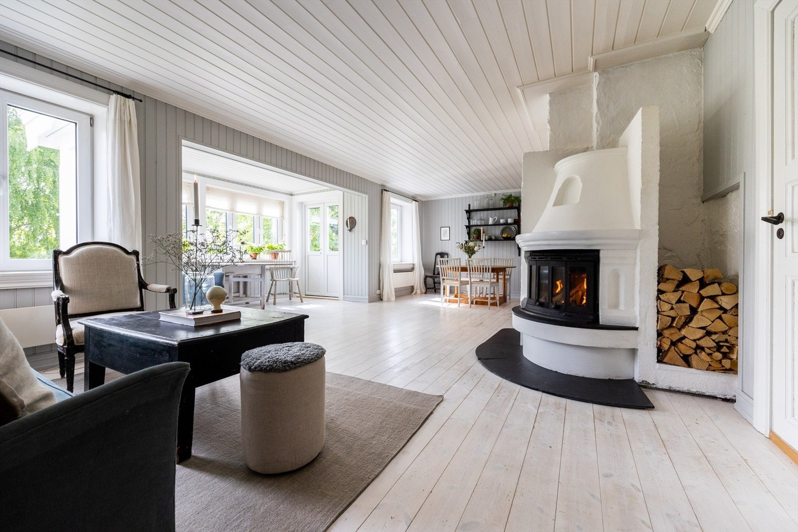 Det er en romslig stue med god plass til både spisebord og sofagruppe. I tillegg er det store vindusflater som gir ett lyst og trivelig innemiljø. Galleribilde