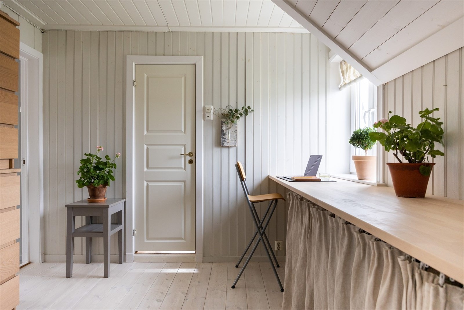 Eier har utnyttet plassen i trapperommet og laget en veldig koselig arbeidsplass med god oppbevaring under. Galleribilde
