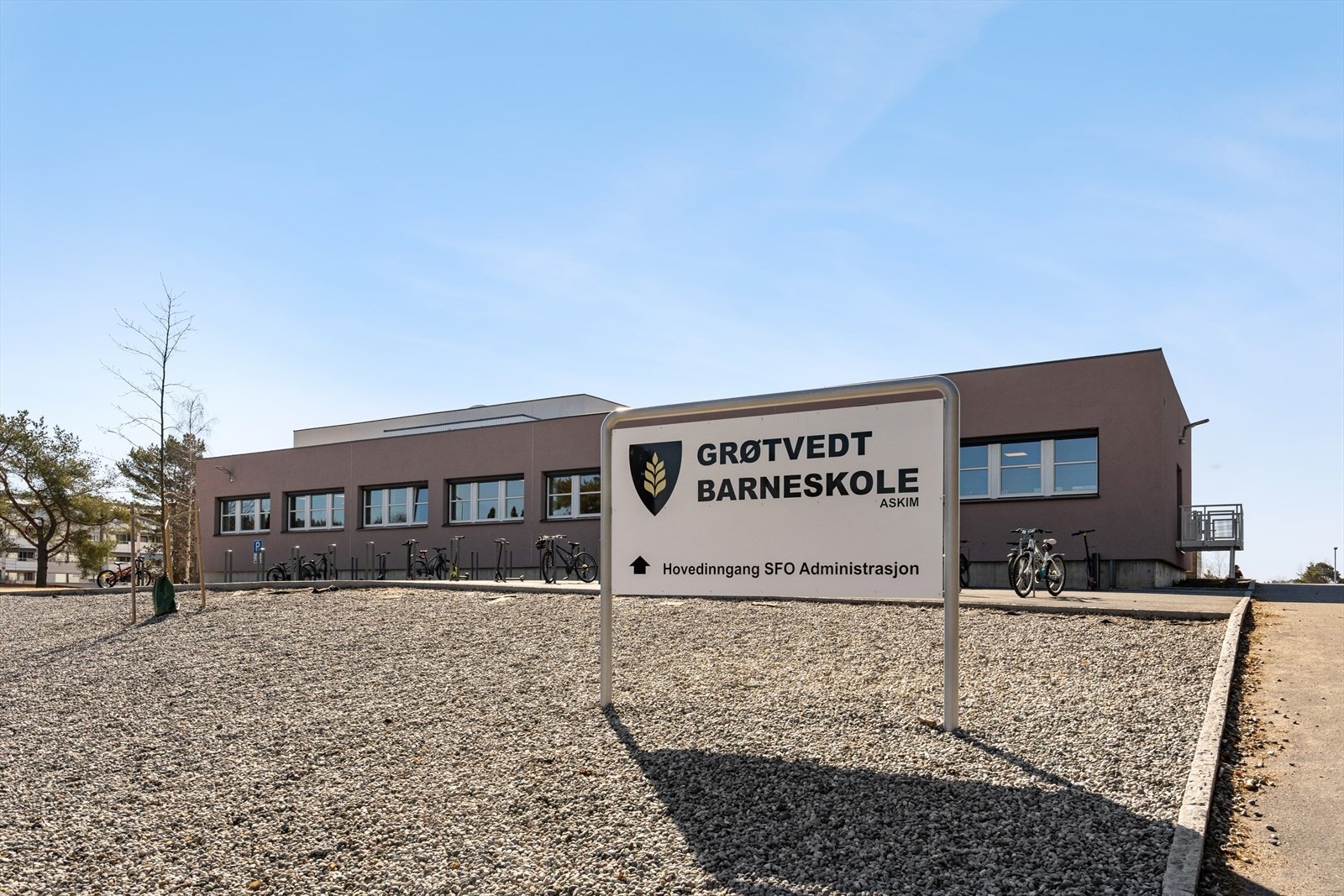 Det er ca. 800 meter til Grøtvedt skole som har ca. 300 elever fra 1. til 7.klasse. Galleribilde