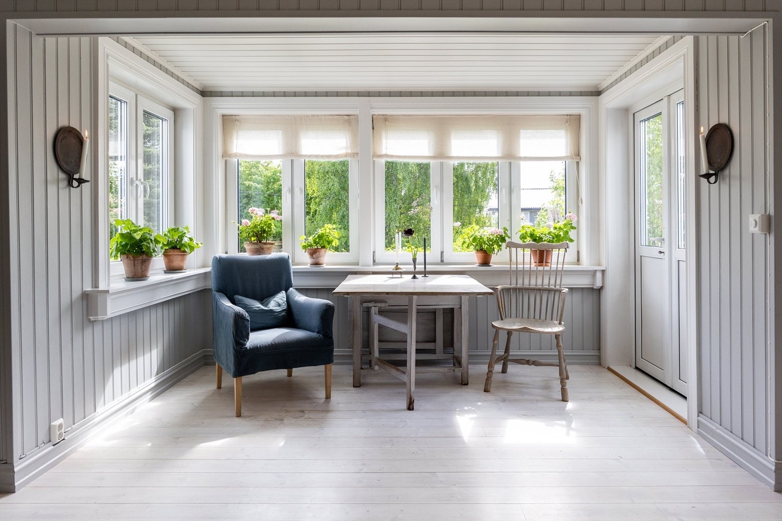 Karnappen har flere bruksmuligheter og dobbel terrassedør med utgang til hage. Galleribilde