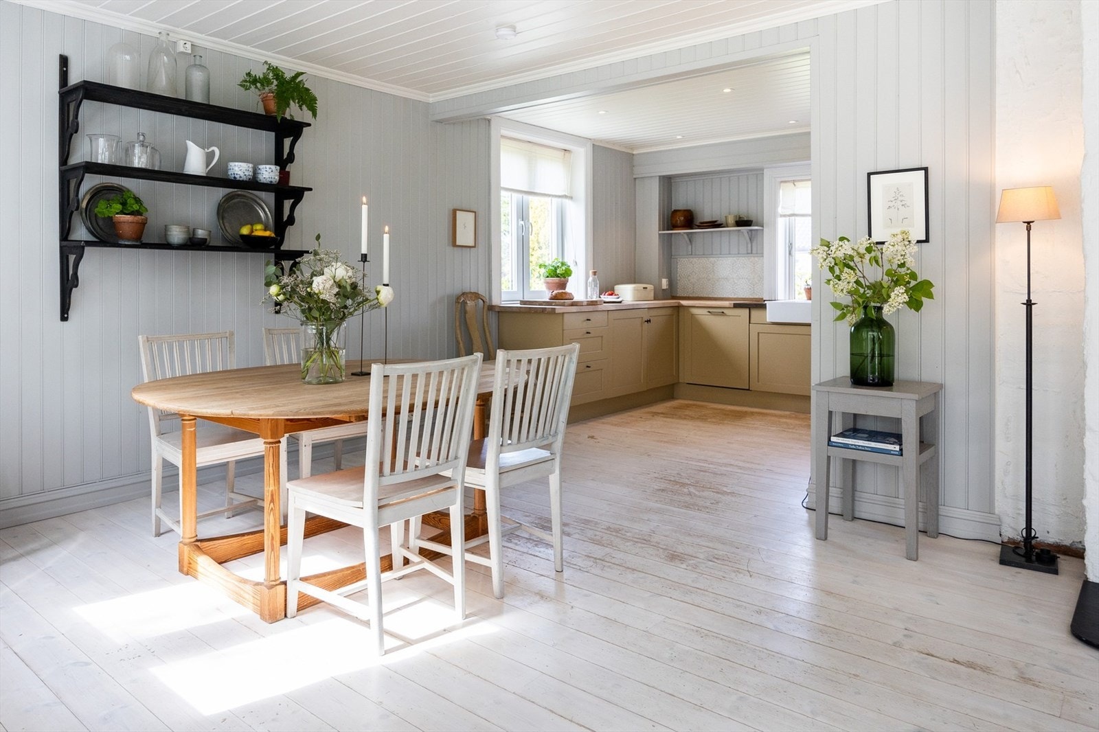 Det er en åpen kjøkkenløsning ut mot stue og god plass til å samle familie og venner til et bedre måltid. Galleribilde