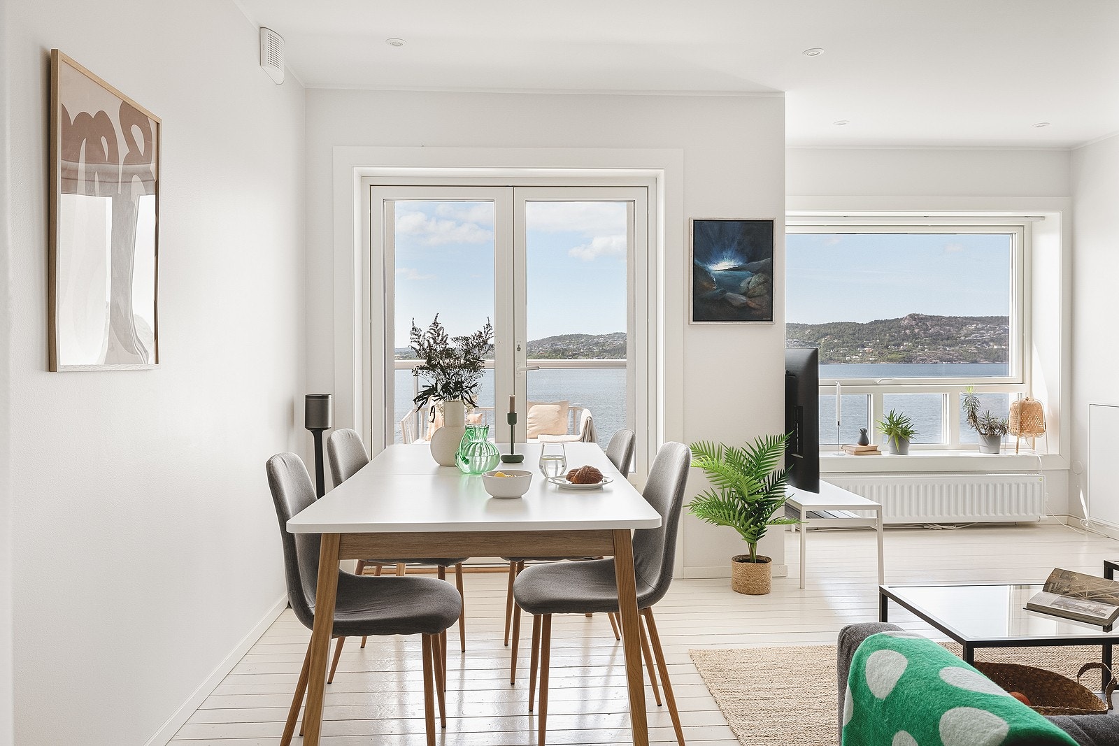 Man har god plass til å innrede med spisestue. En perfekt plass å nyte et deilig måltid og et godt glass vin. Om man er tom for ting å prate om, kan man alltid bare nyte utsikten. Galleribilde