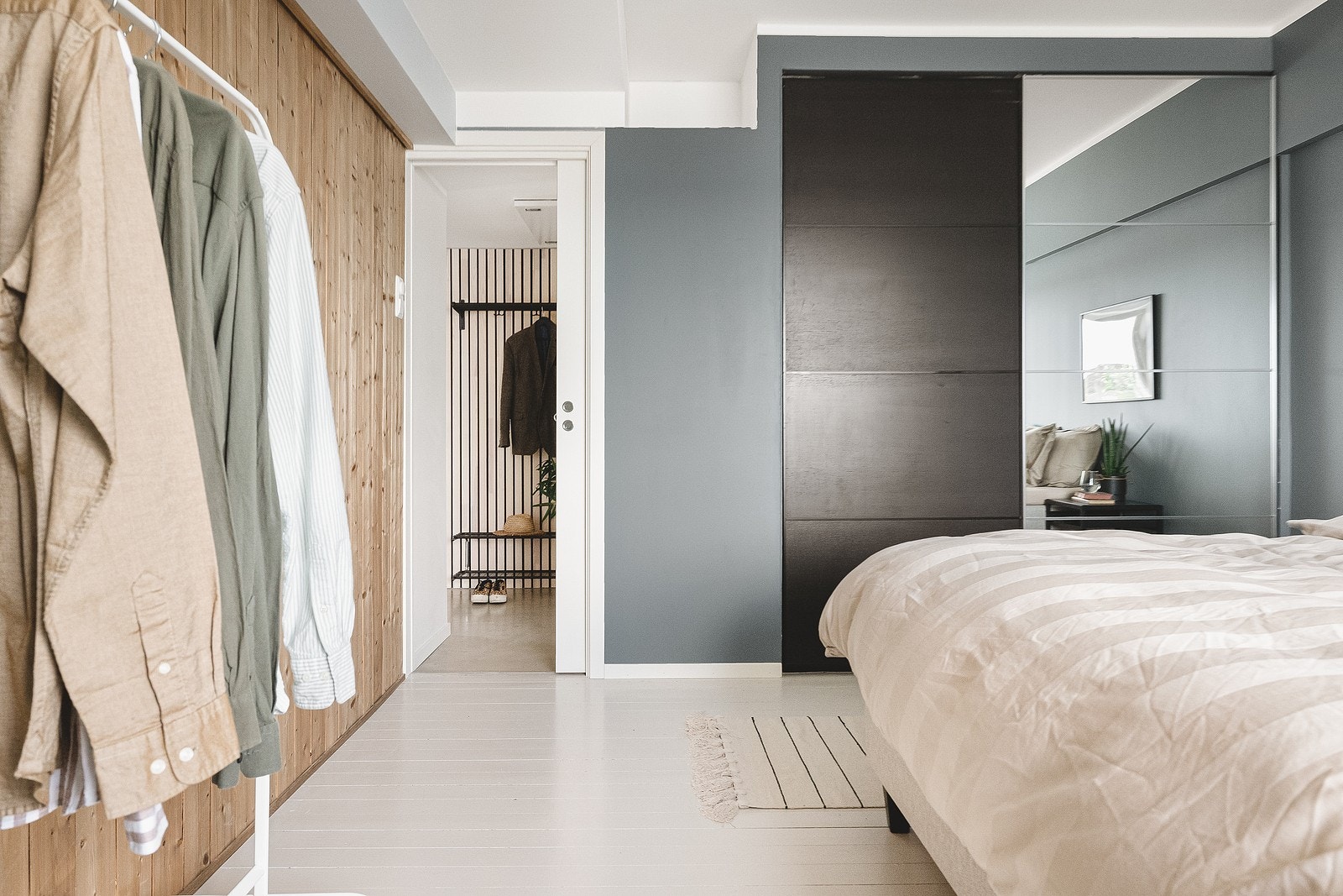 Soverommet er av svært god størrelse. Her er det rikelig med plass til seng av ønsket størrelse, samt stor garderobe som medfølger i handelen. Galleribilde