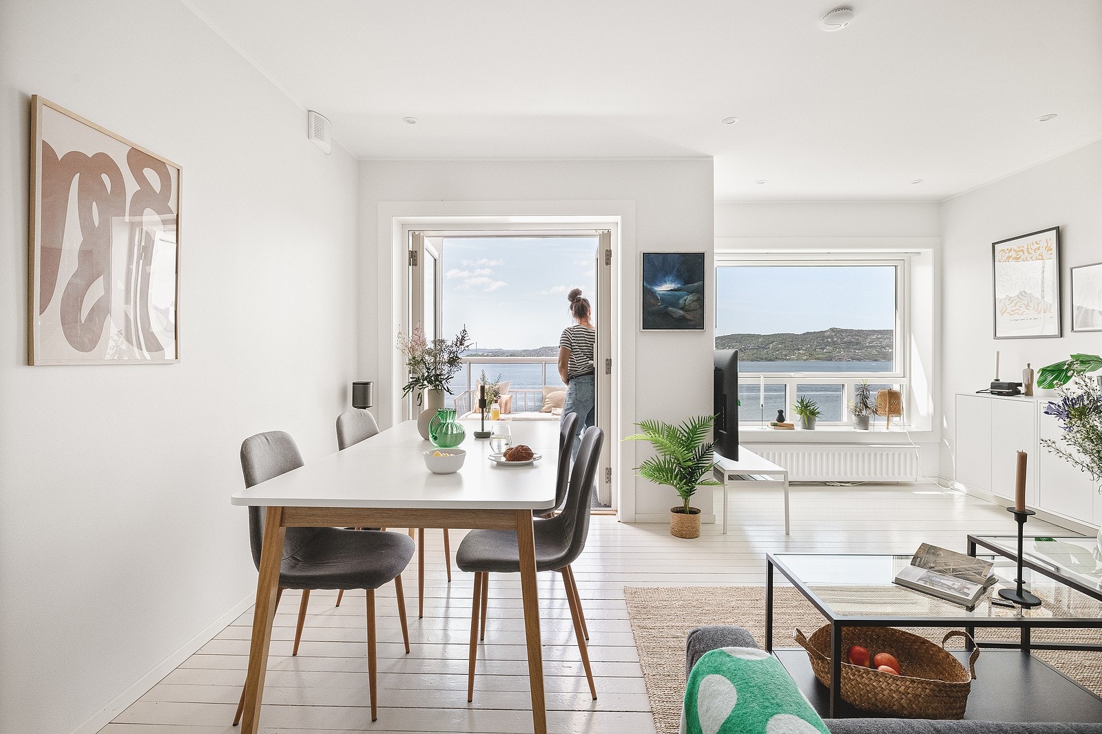 Den lyse og lekre stuen er av en utforming som gjør møbleringen til en lek. Galleribilde