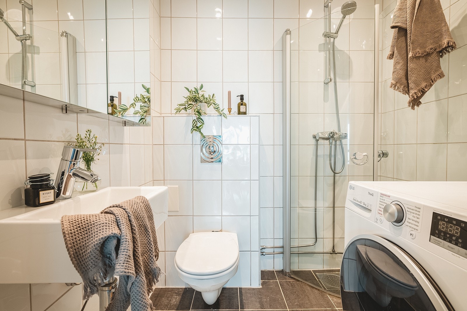 Dagens eier har vært svært fornøyd med bruk av kombi vask og tørk - maskin. Galleribilde