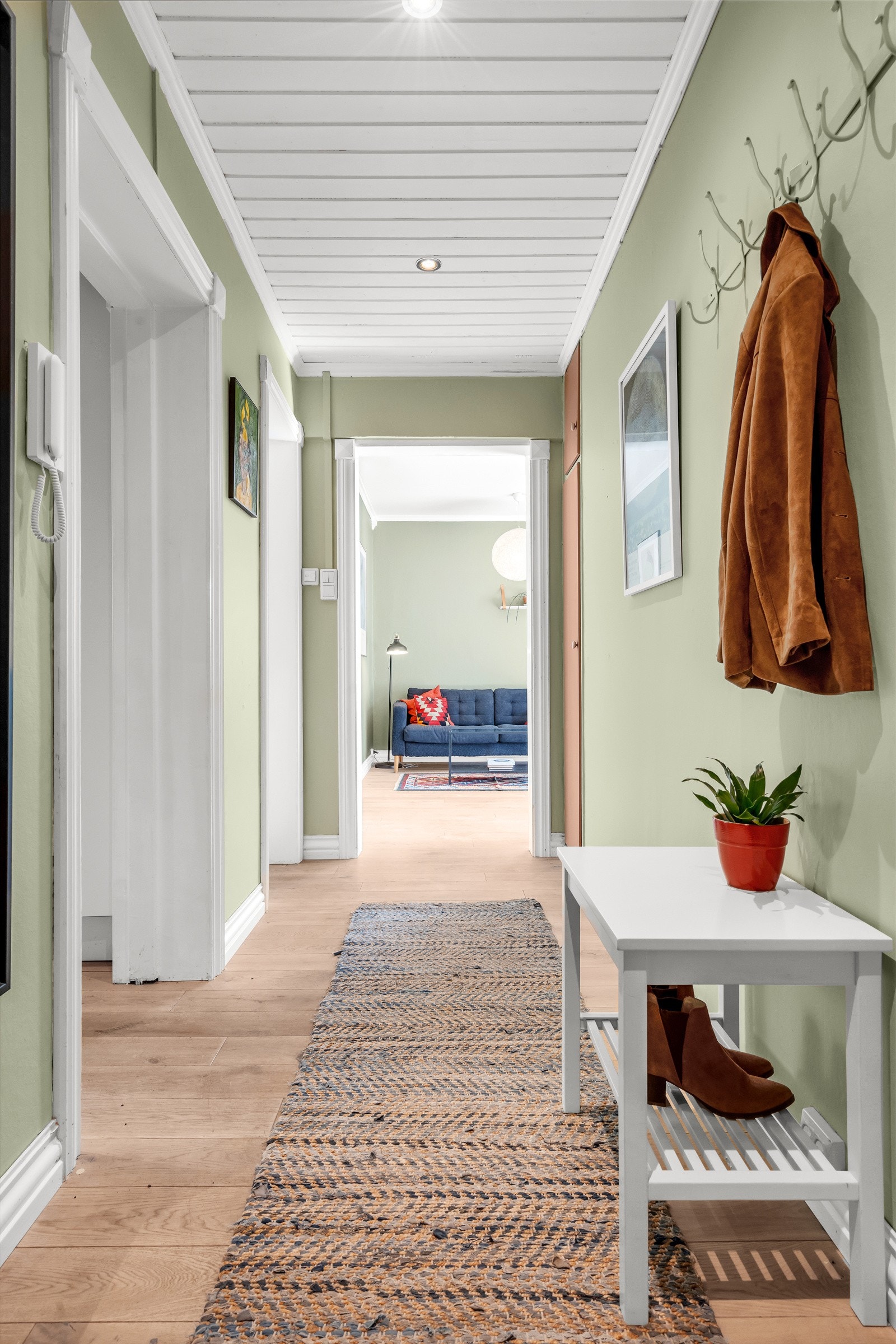 Innbydende entré med downlights Galleribilde