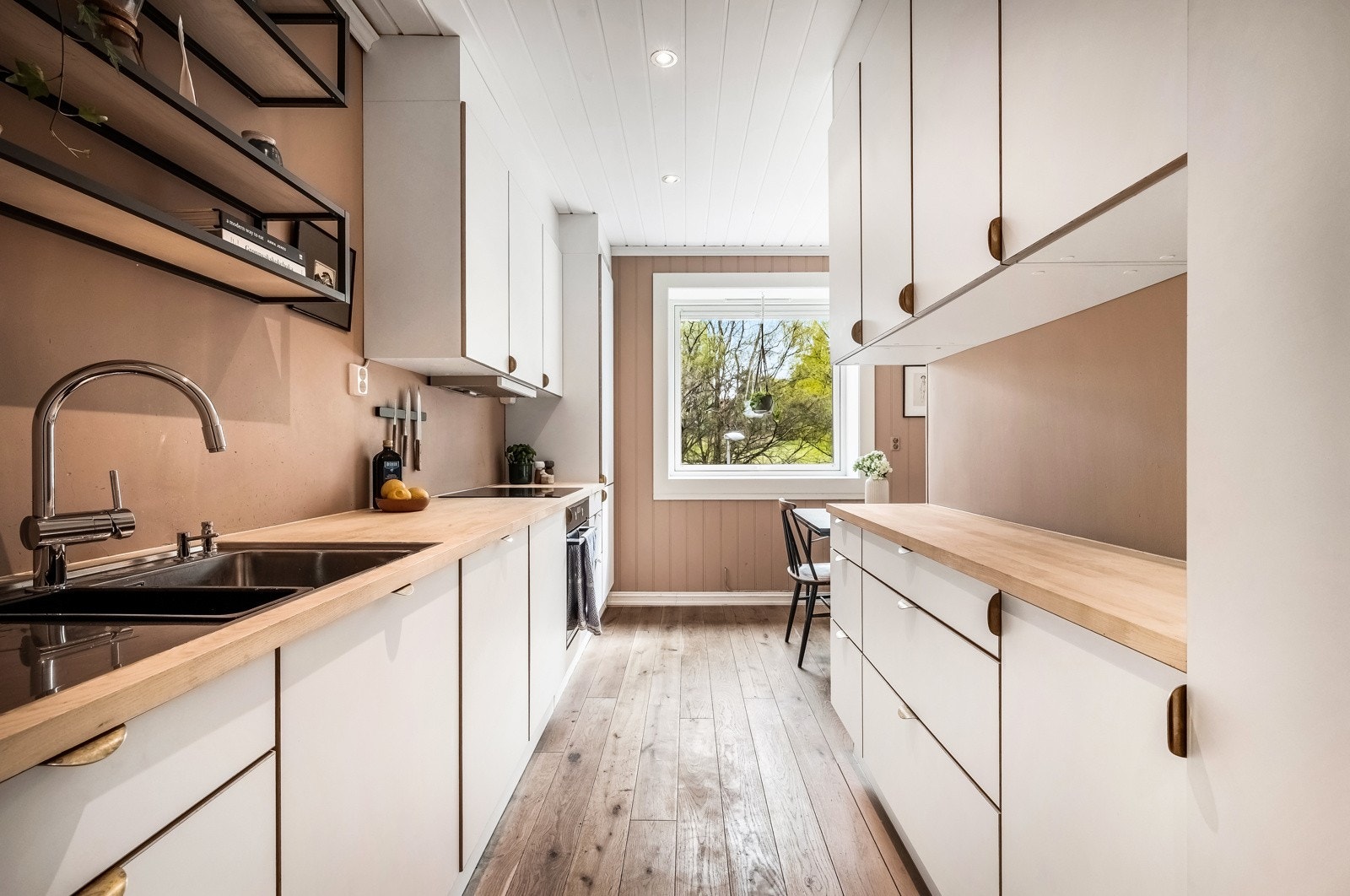 Separat kjøkken med ny kjøkkeninnredning fra HTH (2022) Galleribilde