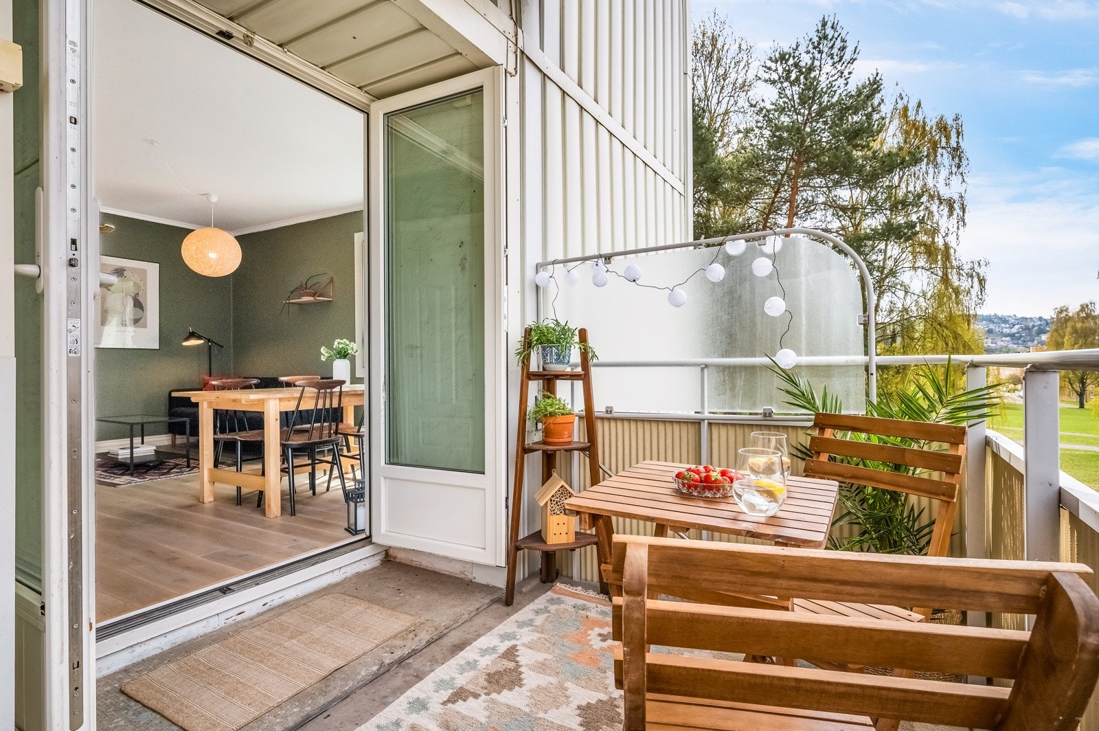 Dobbeltfløyet balkongdør som gjør balkongen til en forlengelse av stuen på sommeren Galleribilde