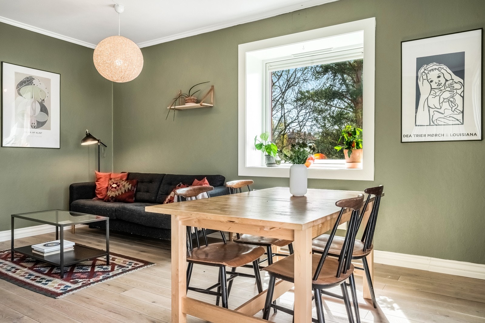 Romslig stue med god plass til spisebord og sofamøblement Galleribilde