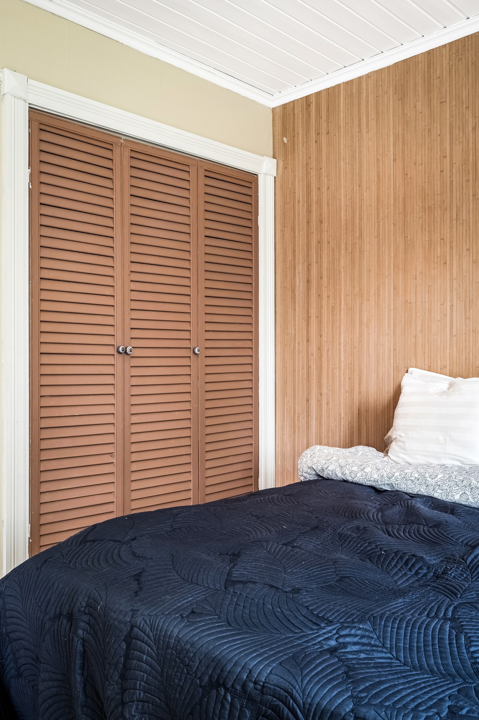 Det er både innebygget skap og garderobeskap på hovedsoverommet Galleribilde