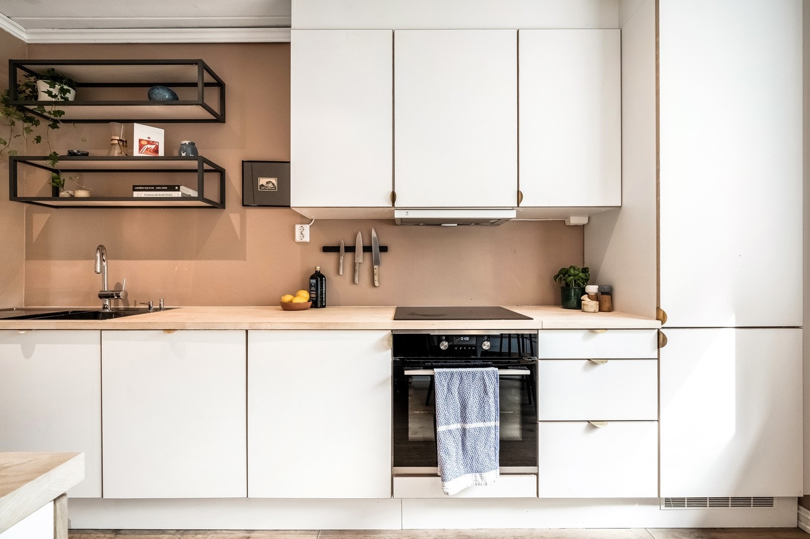 Integrert induksjon platetopp, stekeovn, kombiskap (kjøl/frys) og oppvaskmaskin Galleribilde