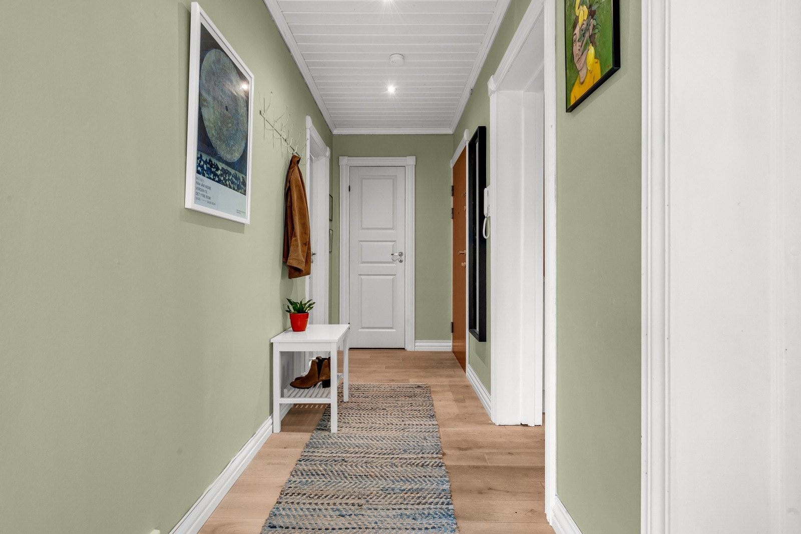 Plass til oppheng av klær og skostativ Galleribilde