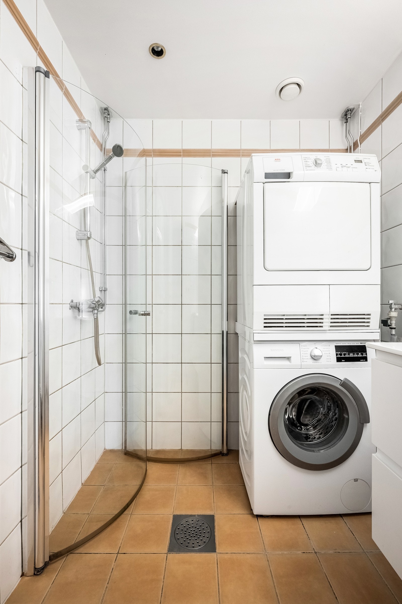 Bad med plass og opplegg til vasemaskin/tørketrommel Galleribilde