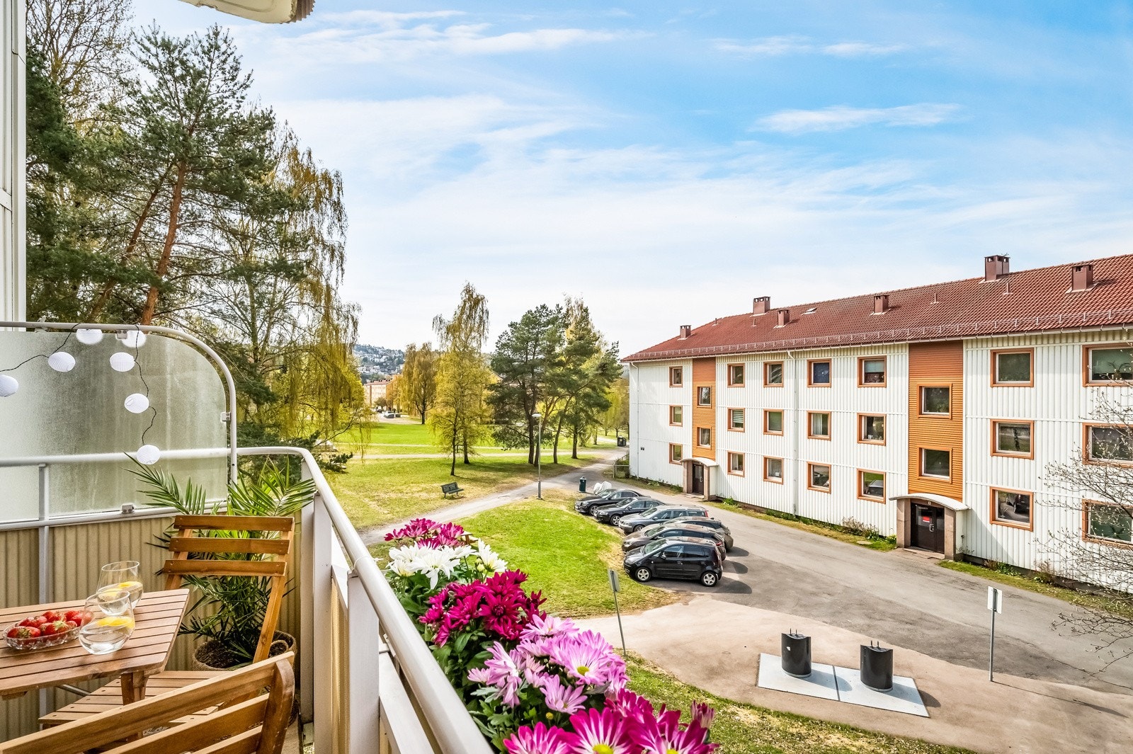 Etterstad er et svært populært og barnevennlig boligområde med store, bilfrie grøntarealer og mange lekeplasser Galleribilde