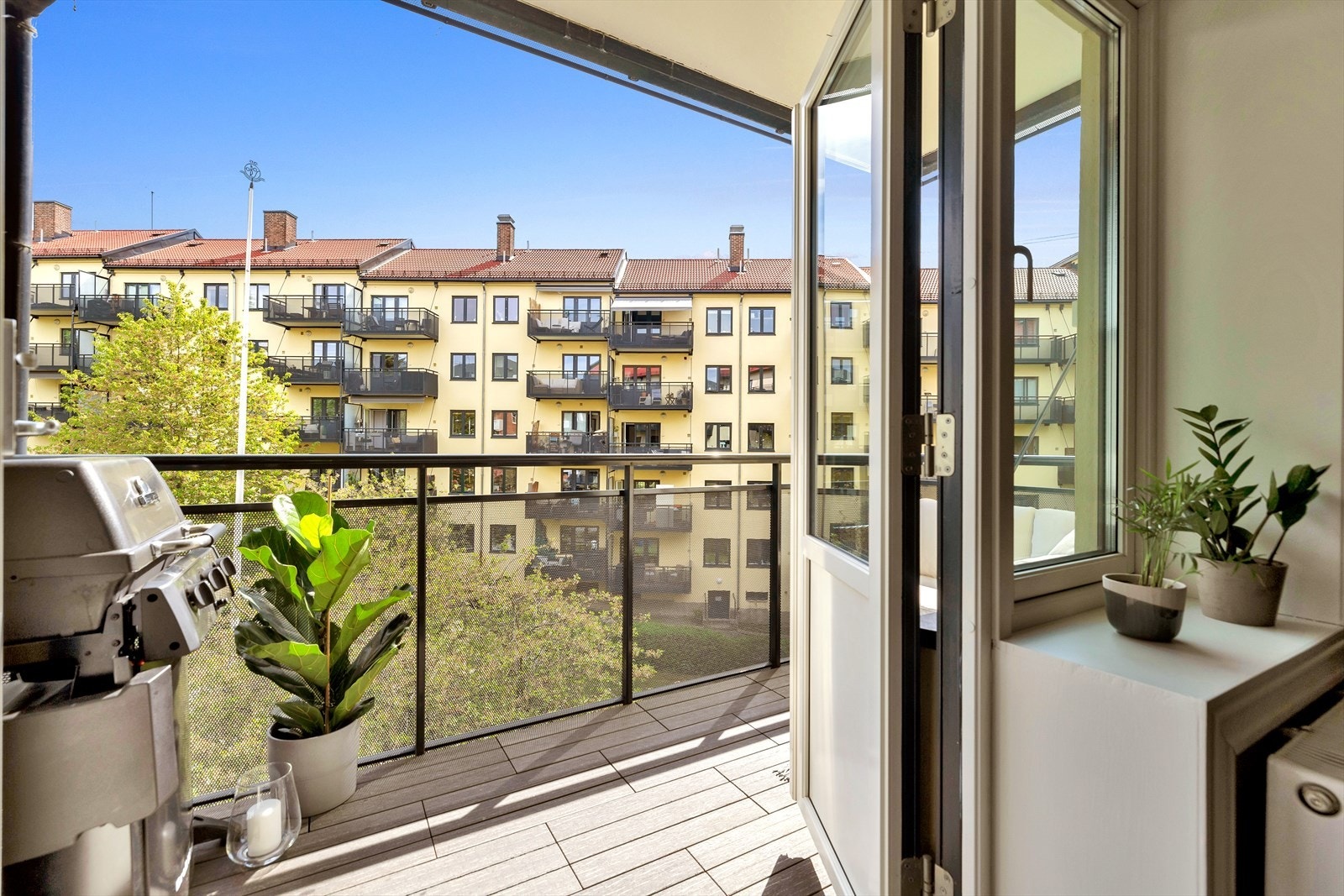Balkongen på 6m² vender mot bakgården og gir flott formiddagssol Galleribilde