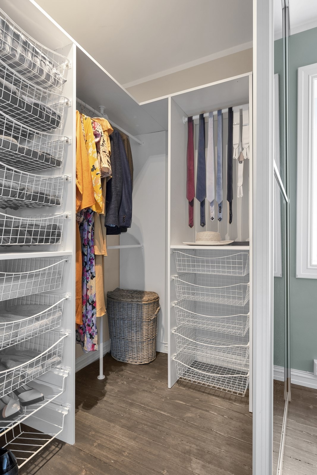 For ytterligere oppbevaring disponeres bod på loft (5m²) og i kjeller (3,3m²) Galleribilde