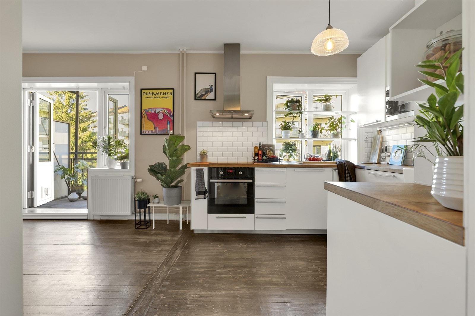 Kjøkkenet har integrert stekeovn, mikrobølgeovn, nedfelt keramisk platetopp med kullfilter ventilator over kokeplass og kjøle-/fryseskap Galleribilde