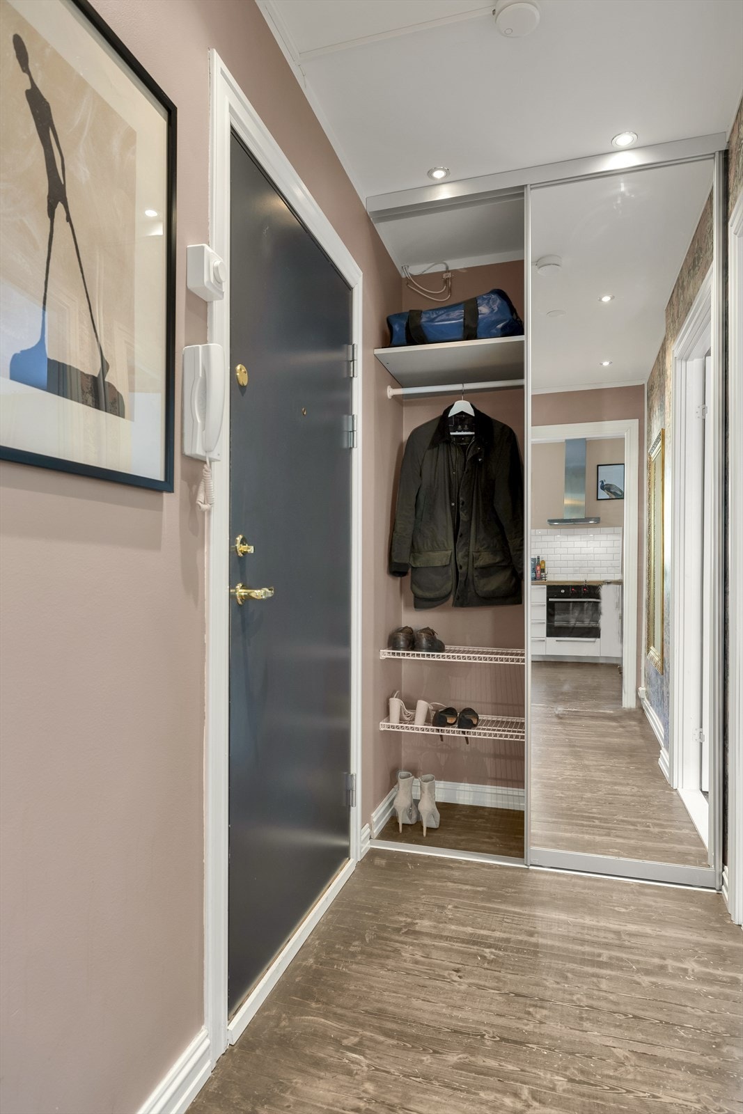 Videre er det satt inn en praktisk skyvedørsgarderobe med speilfronter som gir gode lagringsmuligheter Galleribilde