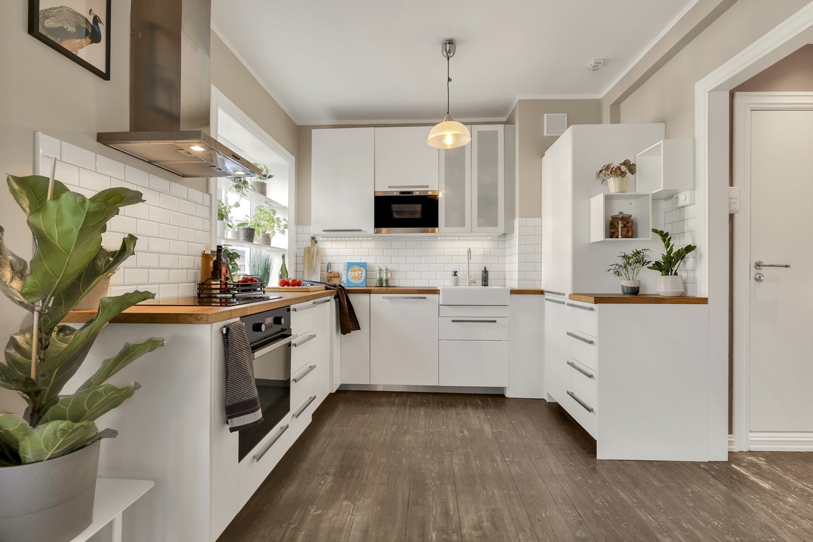 Innredningen fra IKEA er tidløs og står fint til leilighetens øvrige interiør Galleribilde