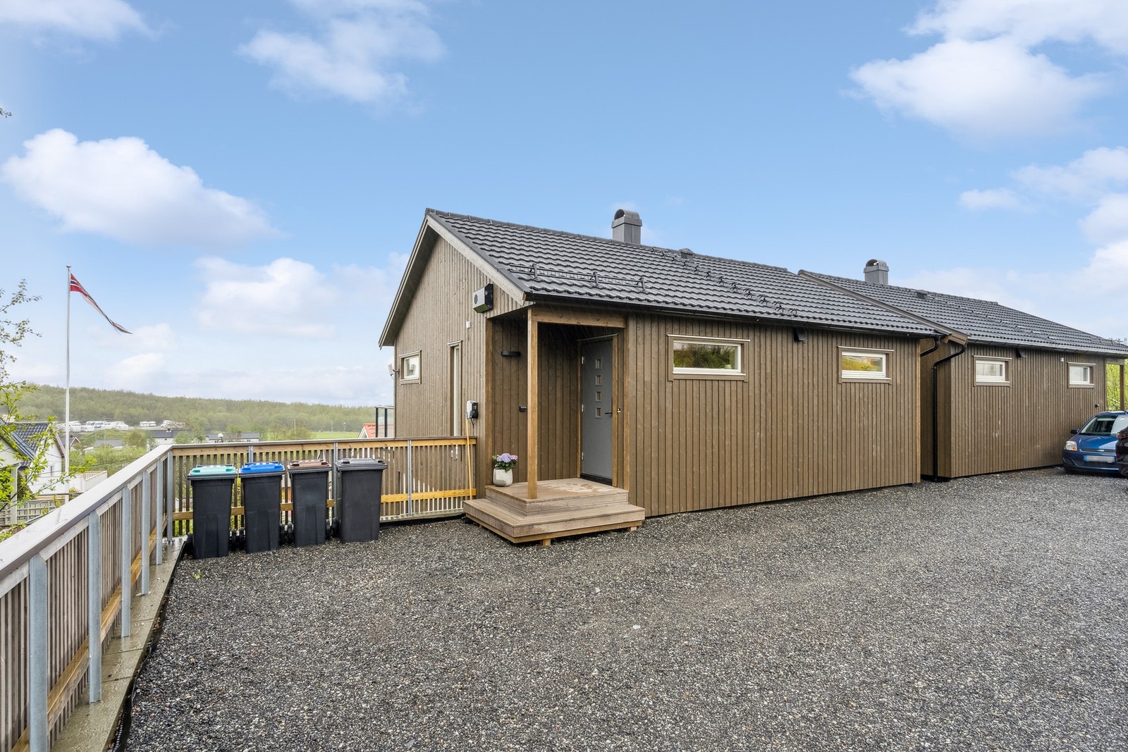 Fasade og parkeringsarealer. Galleribilde