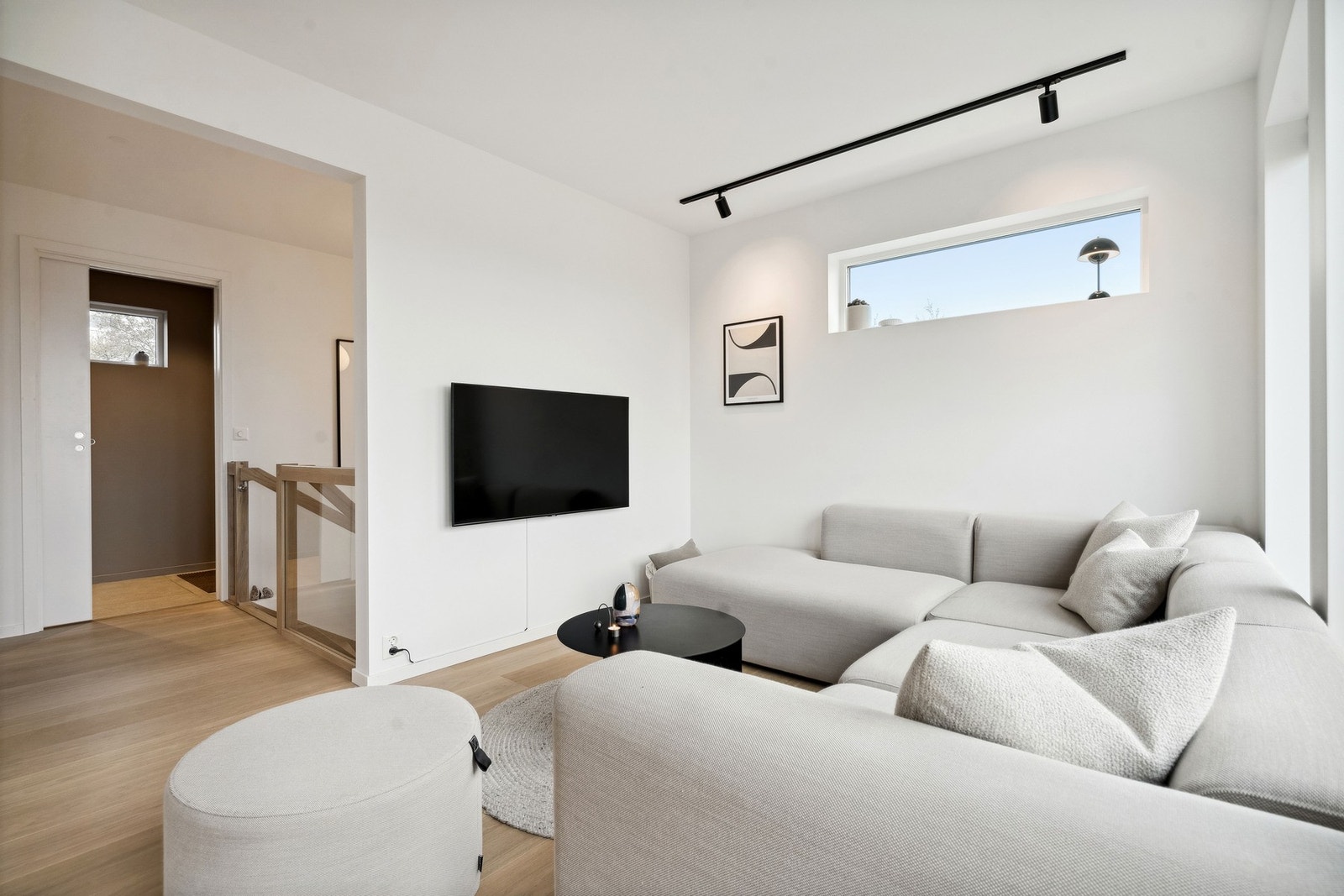 Stue med parkett på gulv og lysmalte overflater på vegger og i tak. Galleribilde