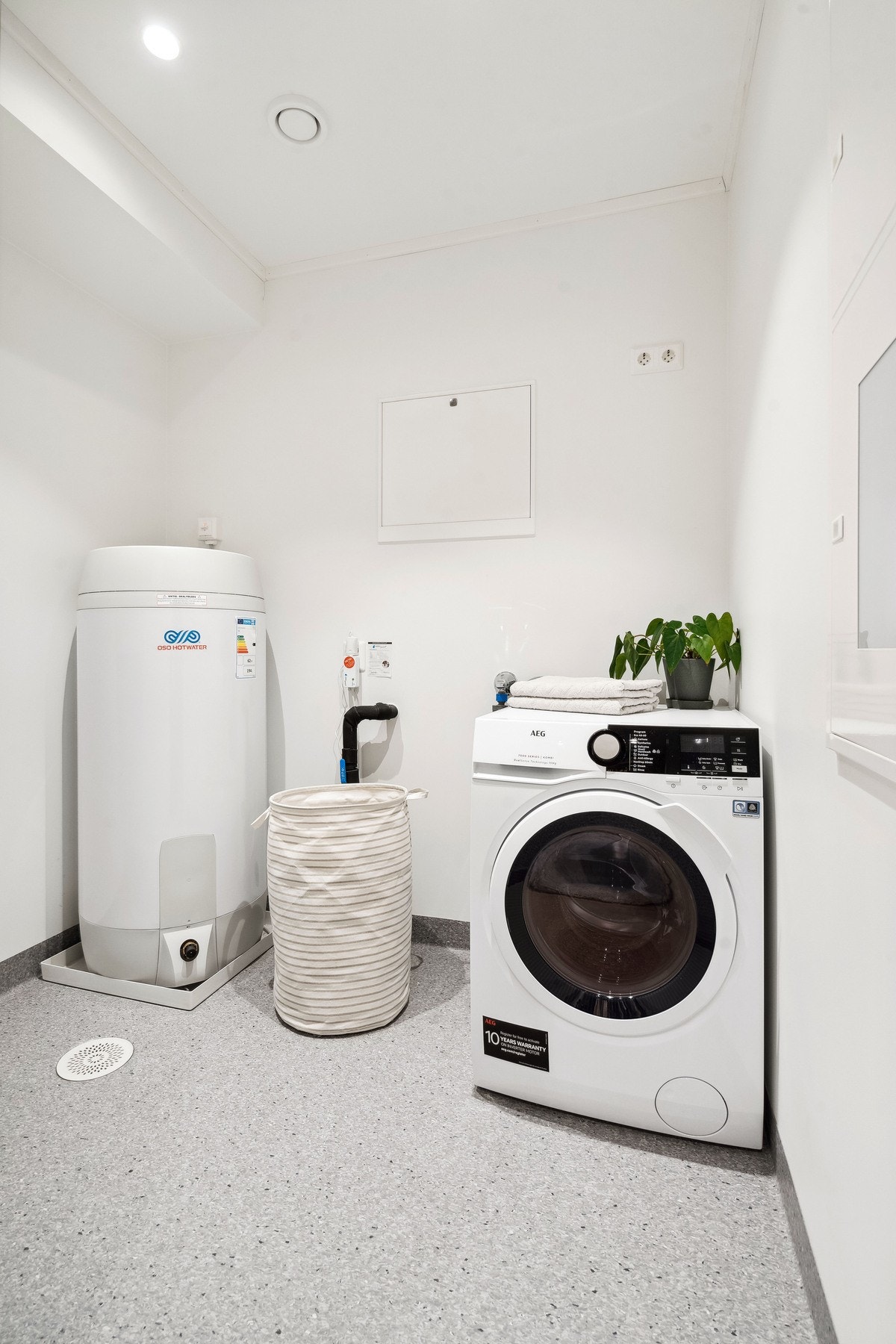Praktisk med separat vaskerom som har plass til både vaskemaskin og tørketrommel. Galleribilde