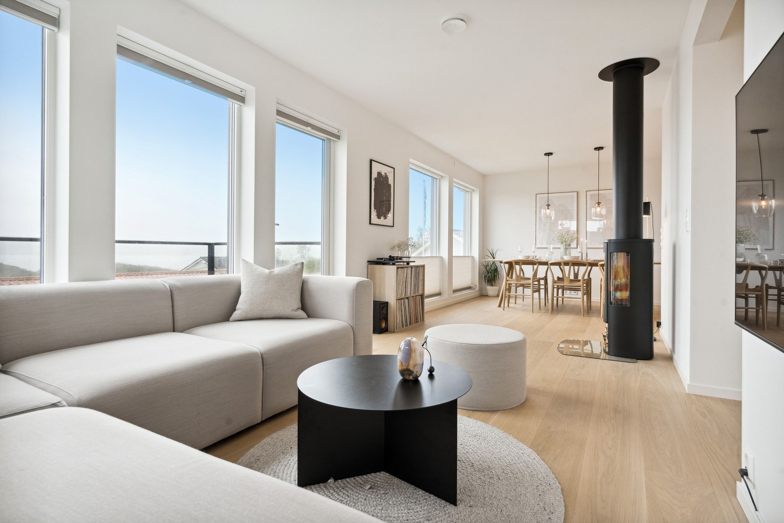 Her er det plass til både sofa og spisegruppe rundt stuas midtpunkt, vedovnen. Galleribilde