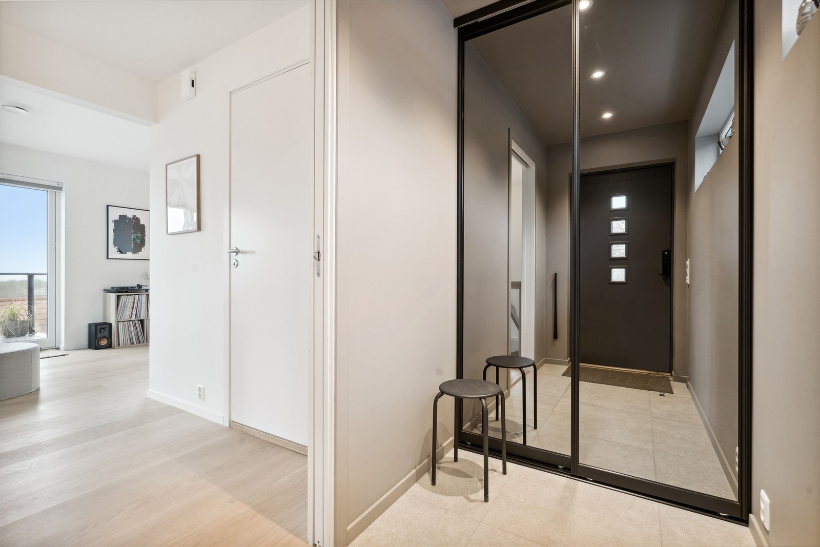 Her er det downlights i tak og etablert en praktisk skyvedørsgarderobe med speilfronter Galleribilde