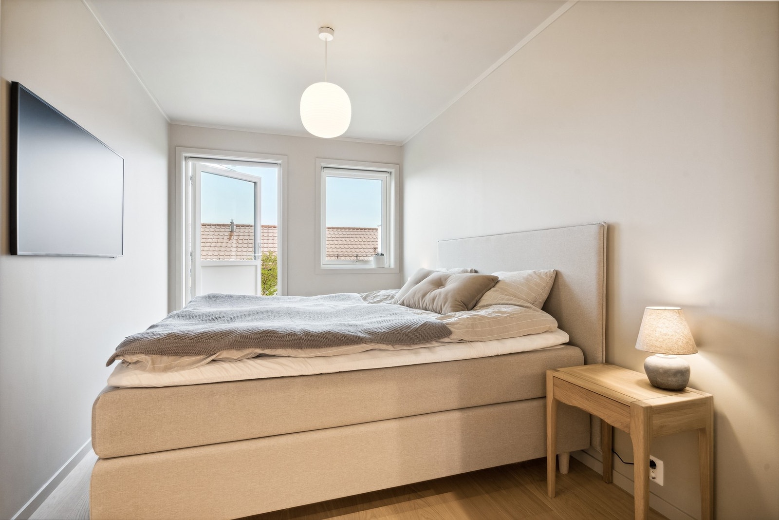 Hovedsoverom med utgang til platting i front av boligen. Galleribilde