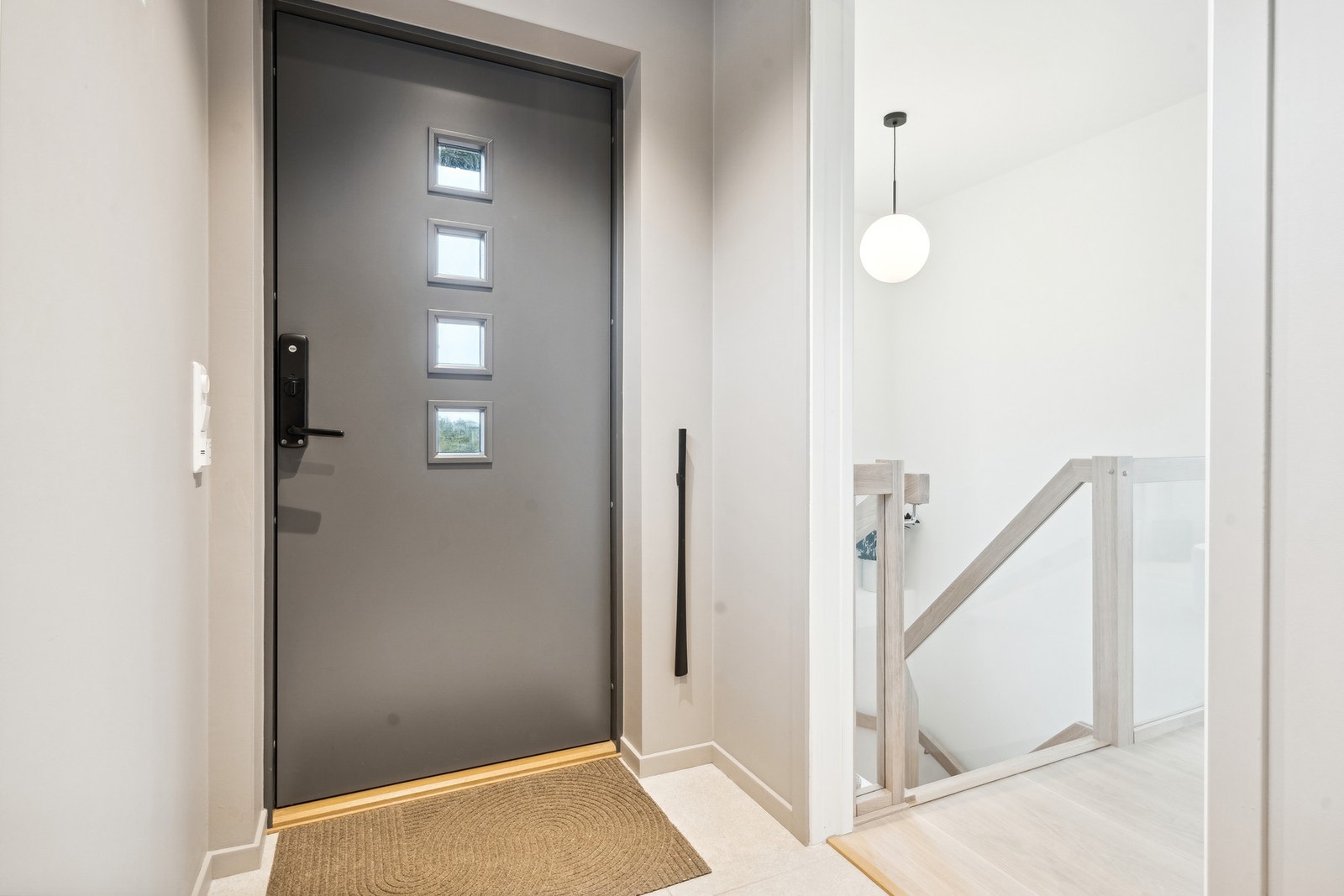 Inngangsparti med fliser på gulv med varmekabler. Galleribilde