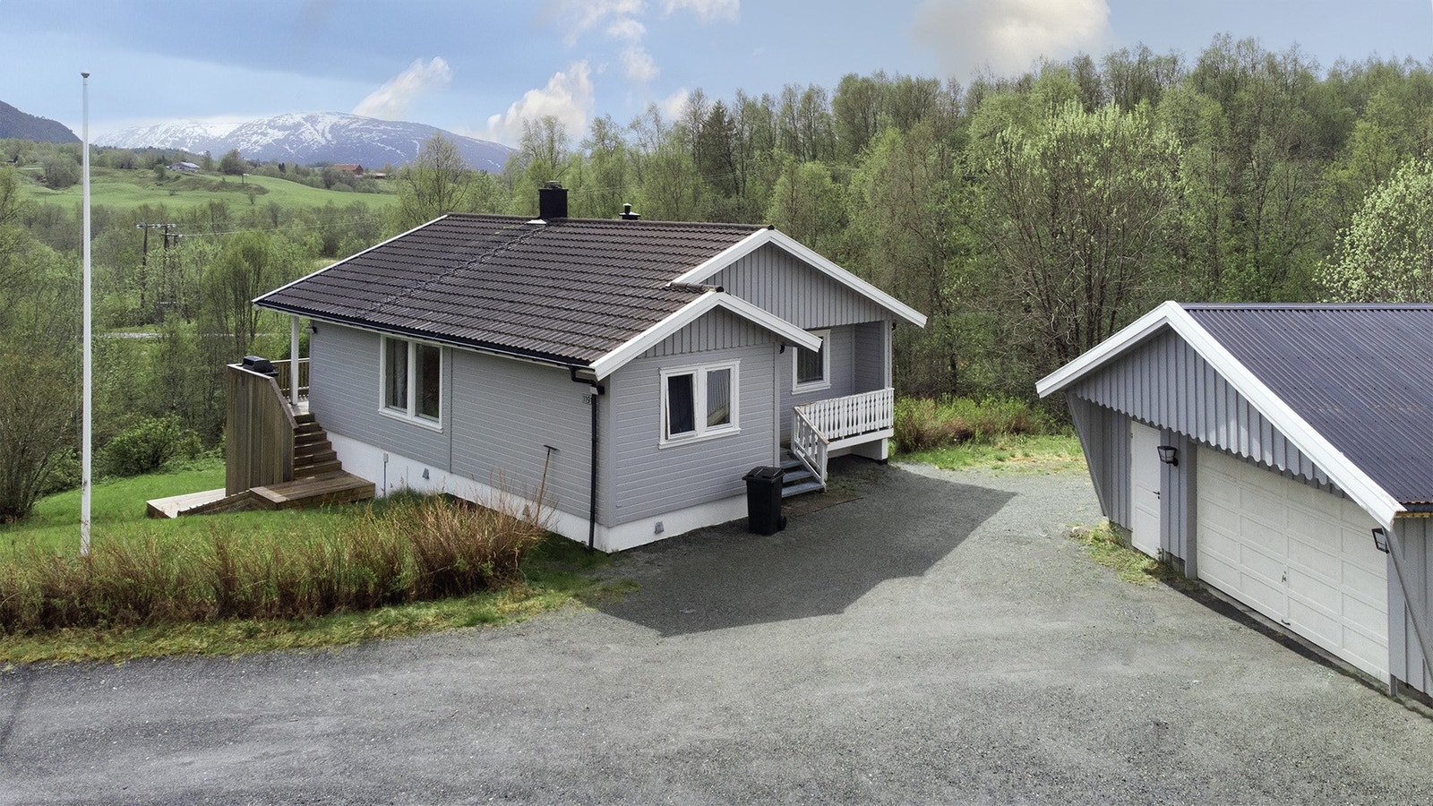Eiendommen består av en romslig enebolig med sokkel, flere terrasser, anneks og garasje m/bodplass. Galleribilde
