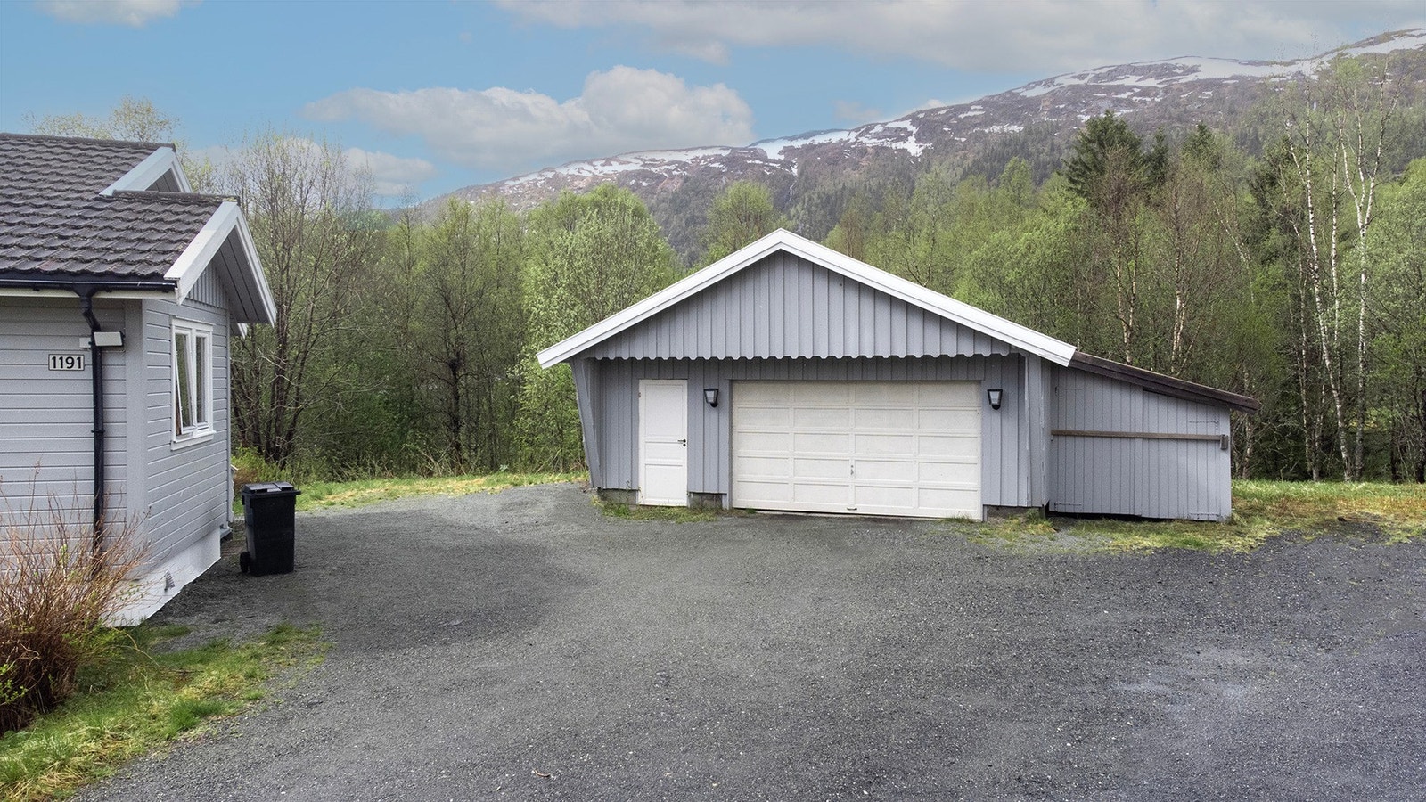Tomta er på hele 1396m² og har rikelig med oppstillingsplass. Galleribilde