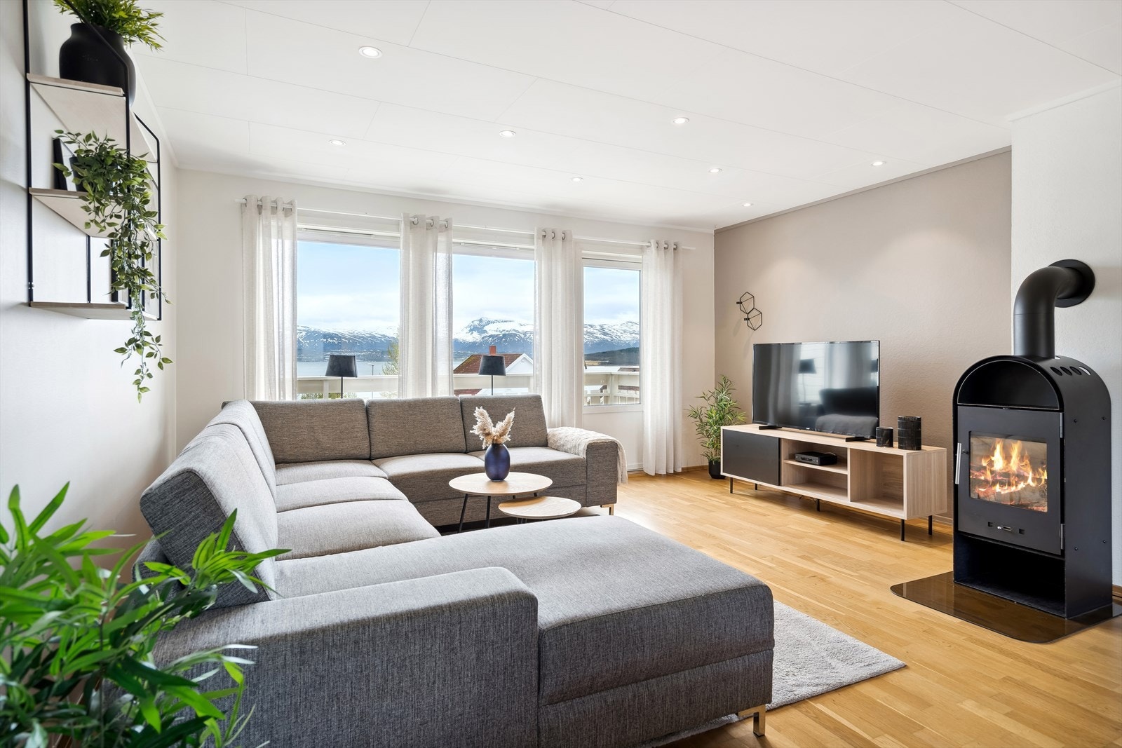 Store vindusflater slipper godt med naturlig lys inn i rommet. Galleribilde