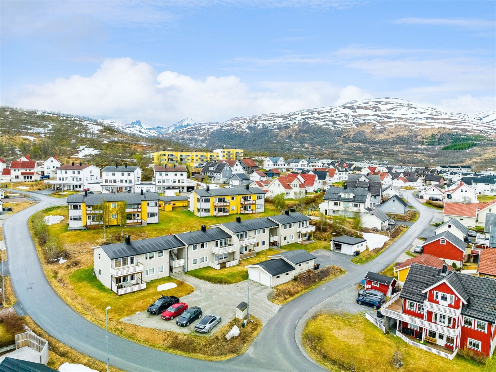 Fra boligen er det kort vei til skoler, barnehager og dagligvarebutikker. Området er meget barnevennlig, og har trygg skolevei for både gang og sykkel. Galleribilde