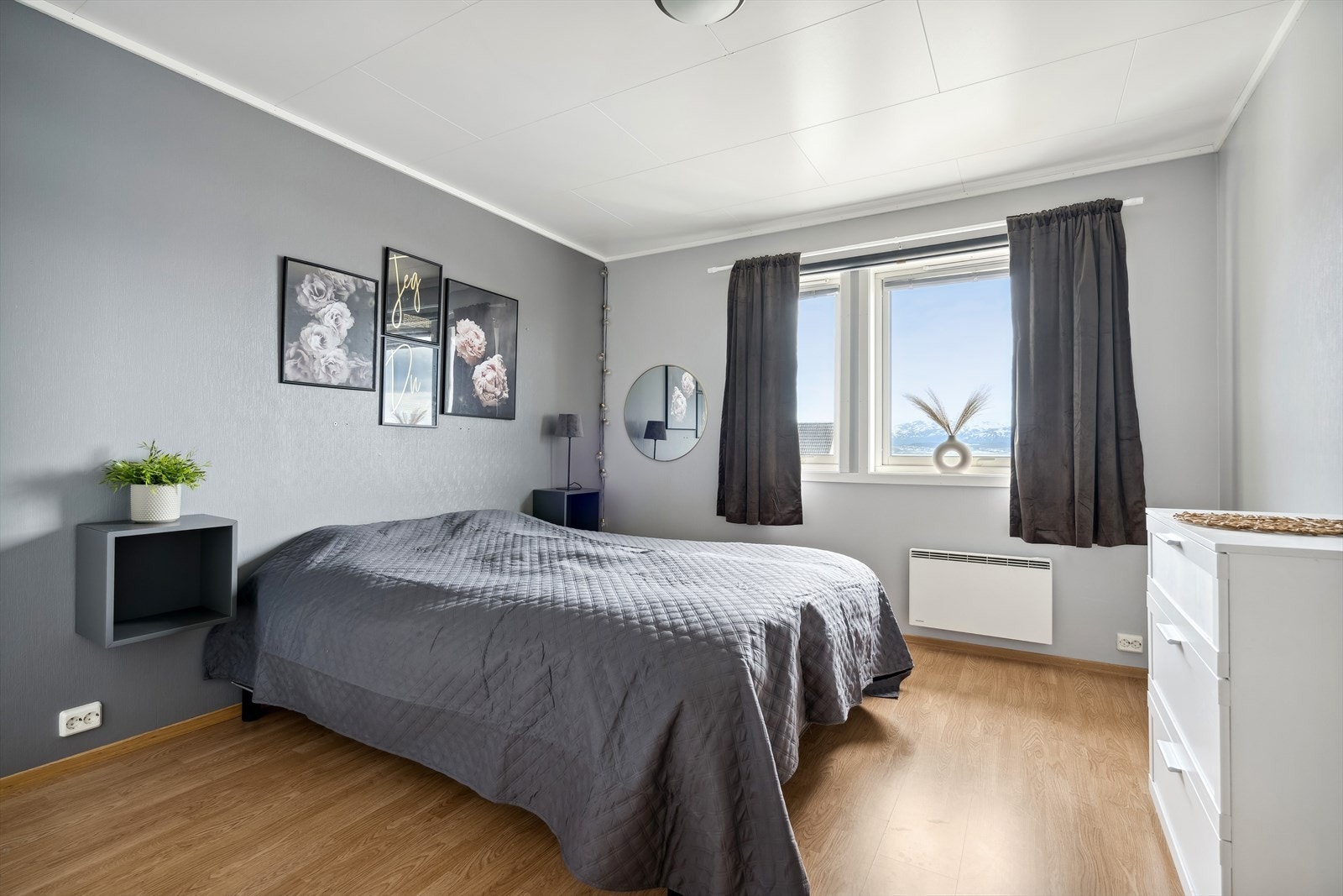 Soverom med god plass til seng og tilhørende møbler. Galleribilde