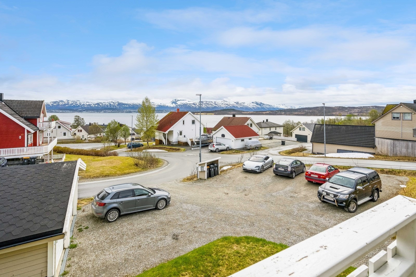 Parkeringsplass utenfor boligen. Galleribilde