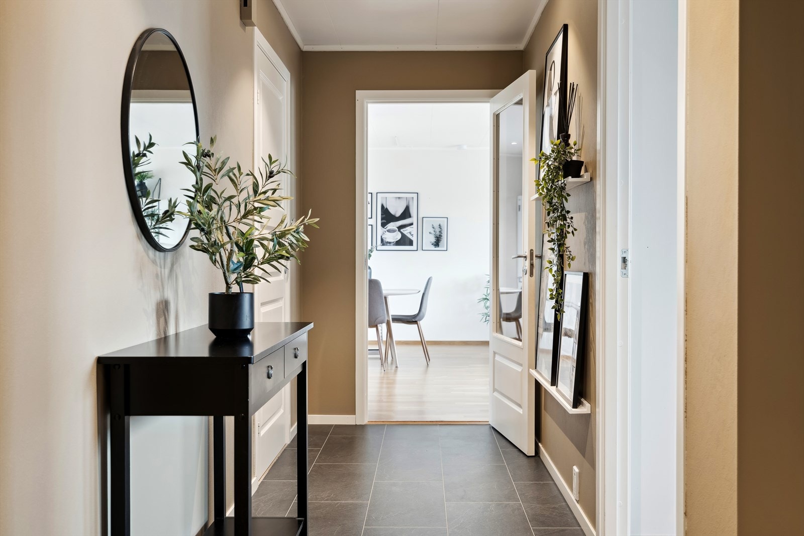 Fra entréen er det ankomst til en åpen stue- og kjøkkenløsning. Galleribilde