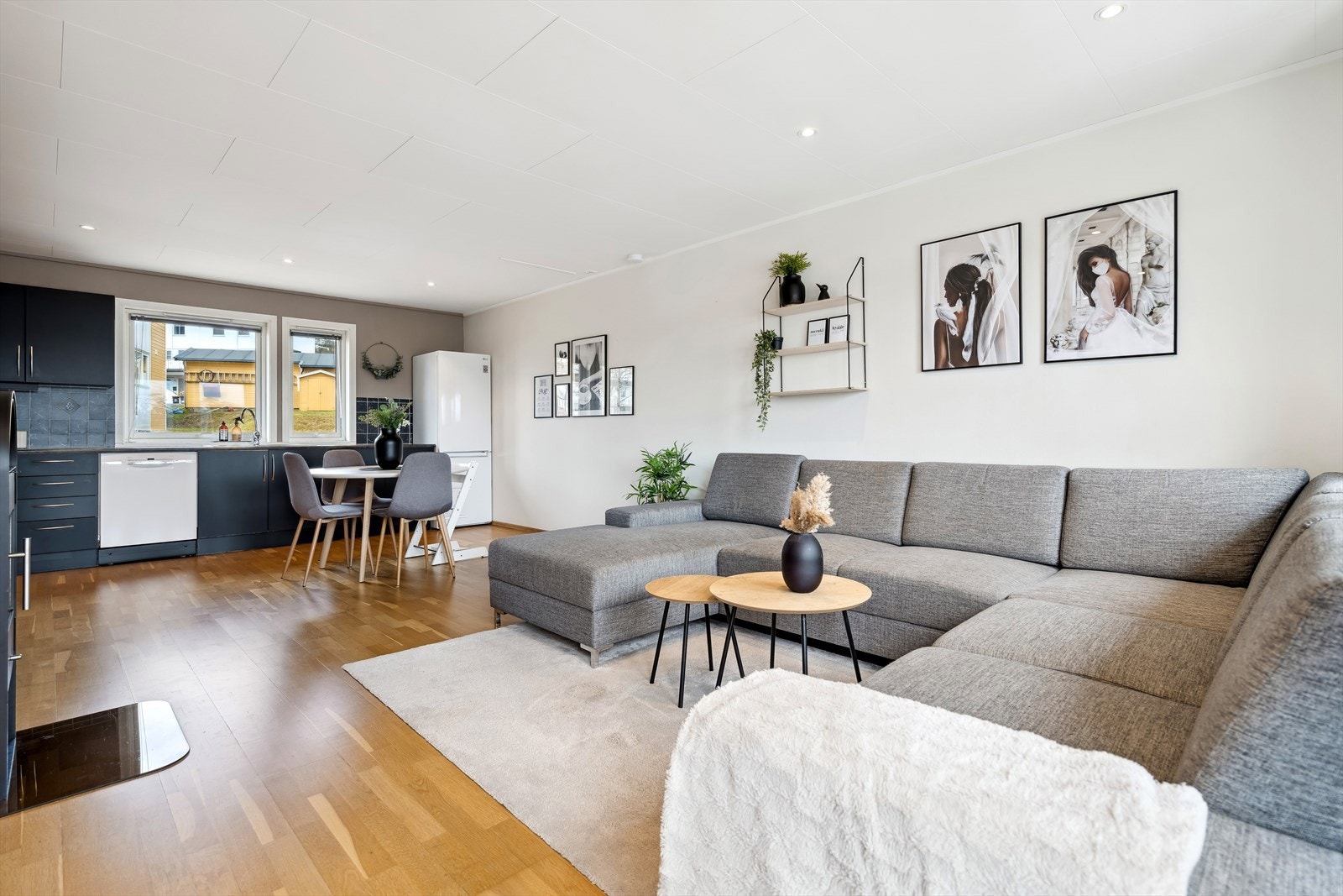 Den åpne løsningen gir plass til både sofagruppe og spisegruppe. Galleribilde
