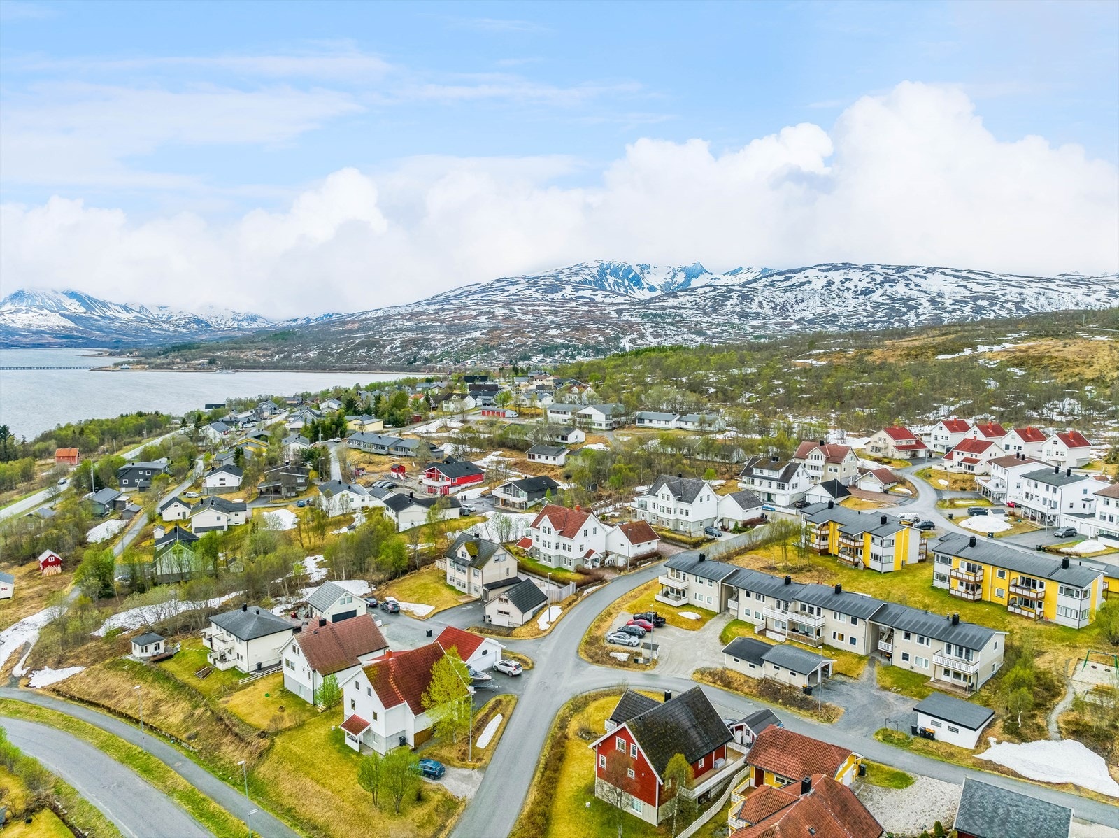 Fra eiendommen er det ca. 2-3 min å gå til nærmeste busstopp. Herfra går det buss til sentrum og direktebuss til UNN/UIT. Galleribilde