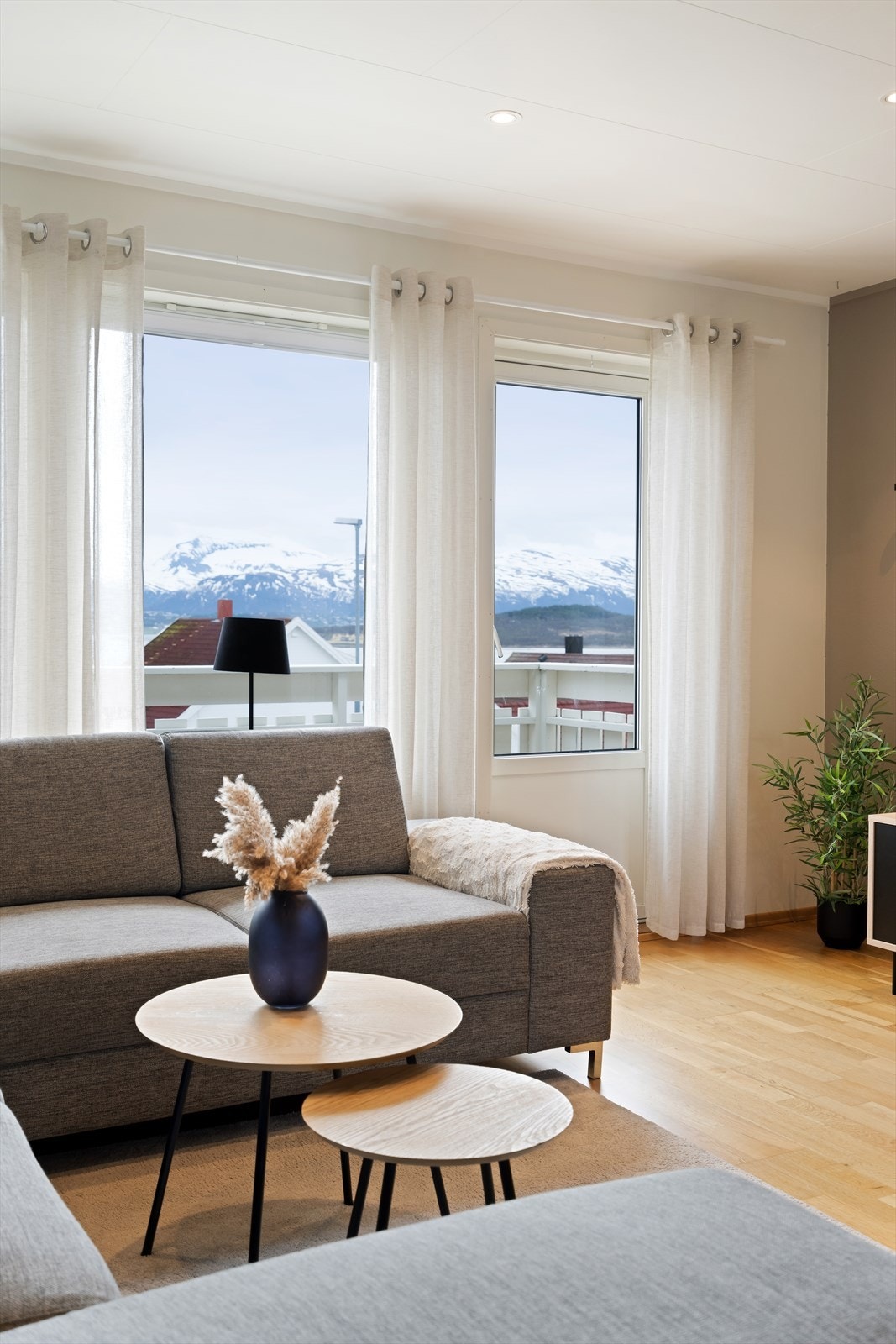 Fra stuen er det utgang til balkong med gode utsiktsforhold. Galleribilde