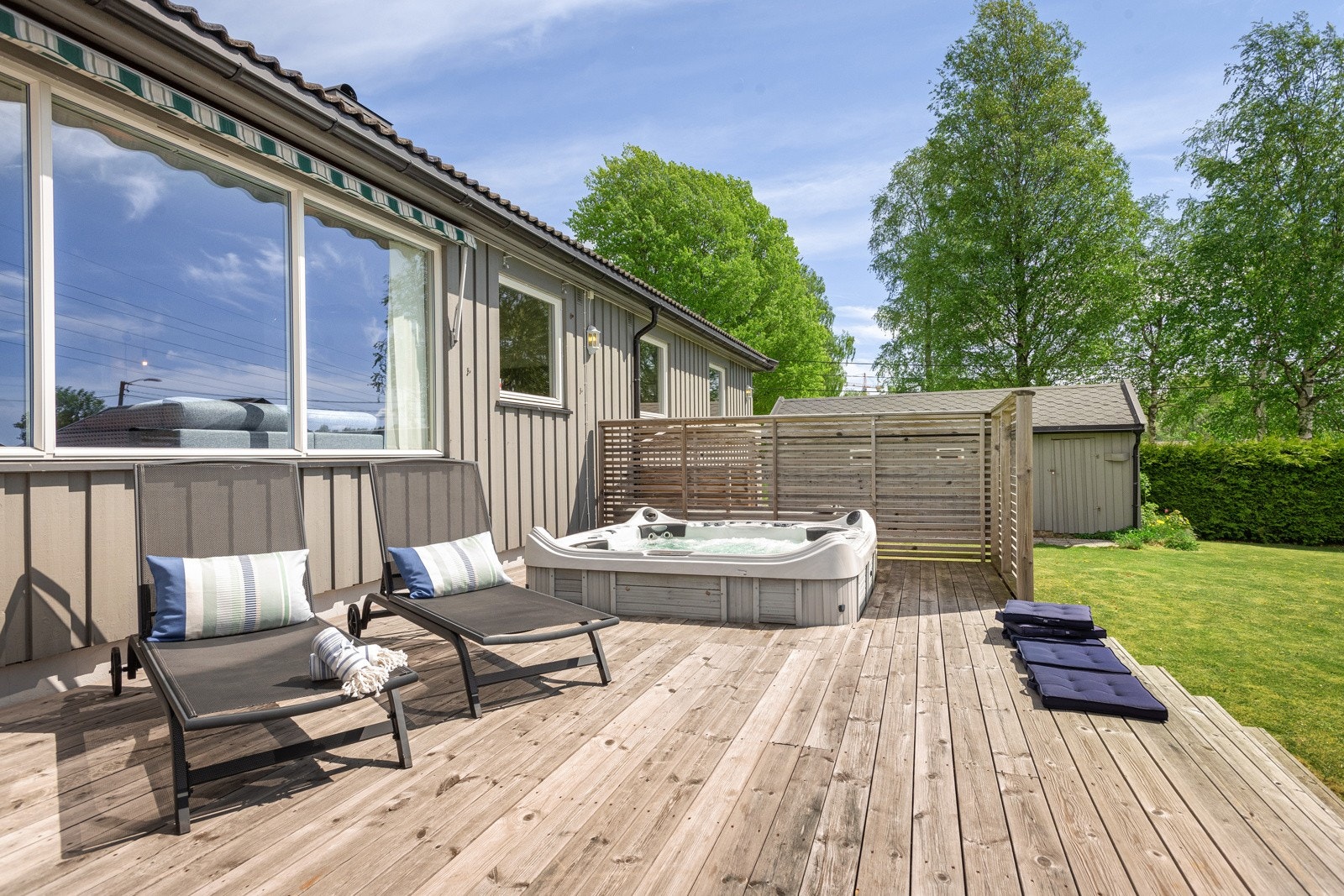Den solrike terrassen med nedfelt jacuzzi byr på gode bademuligheter. Galleribilde