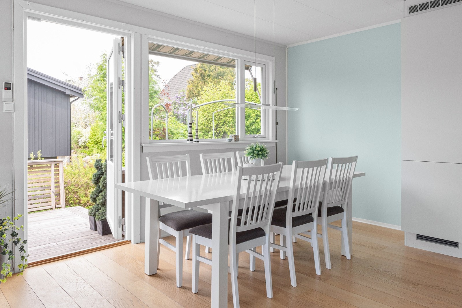 Utgang fra spisestuen og ut til terrassen som går i vinkel rundt huset. Galleribilde