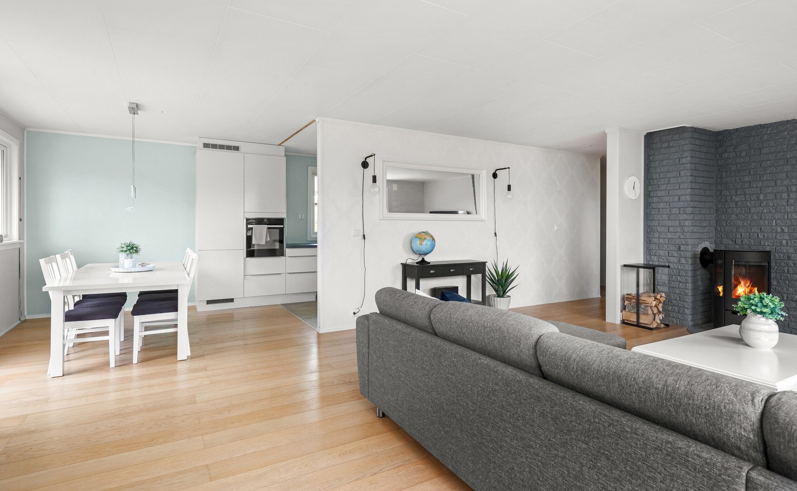 Kjøkkenet ligger i dels åpen løsning og har fin spiseplass i overgangen. Galleribilde