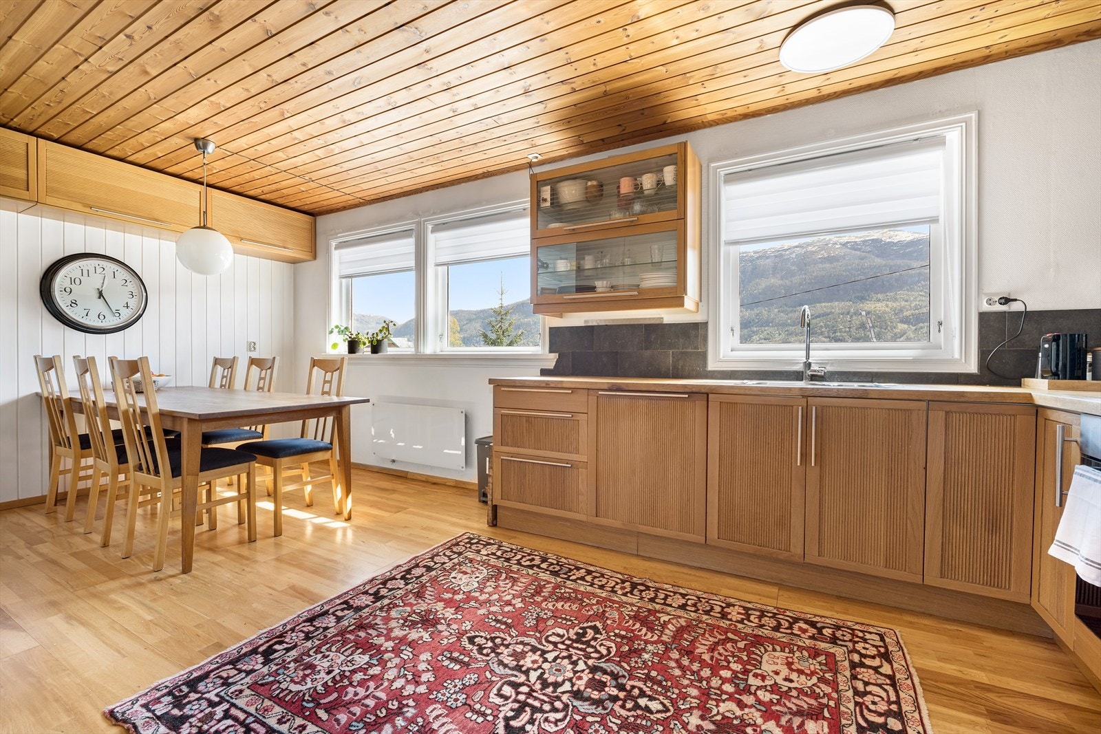 Kjøkken med spiseplass Galleribilde