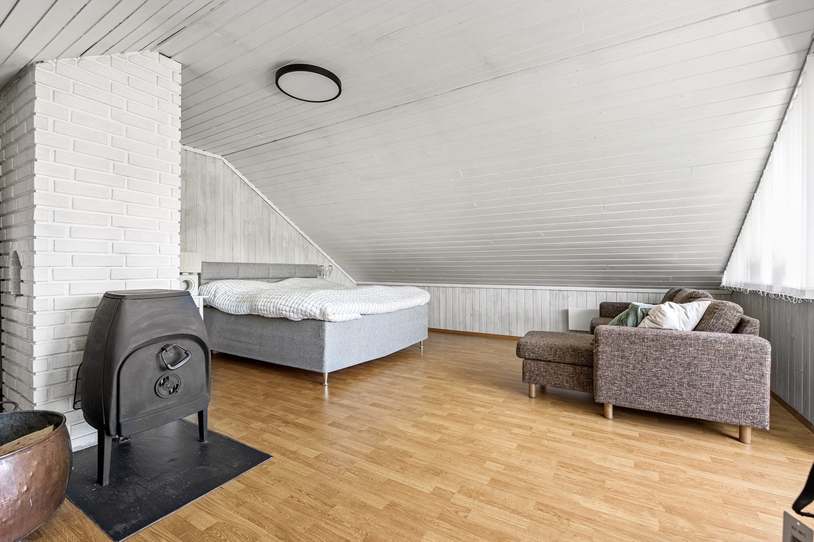 Loftsstue / soverom, med vedovn. Utgang til balkong Galleribilde