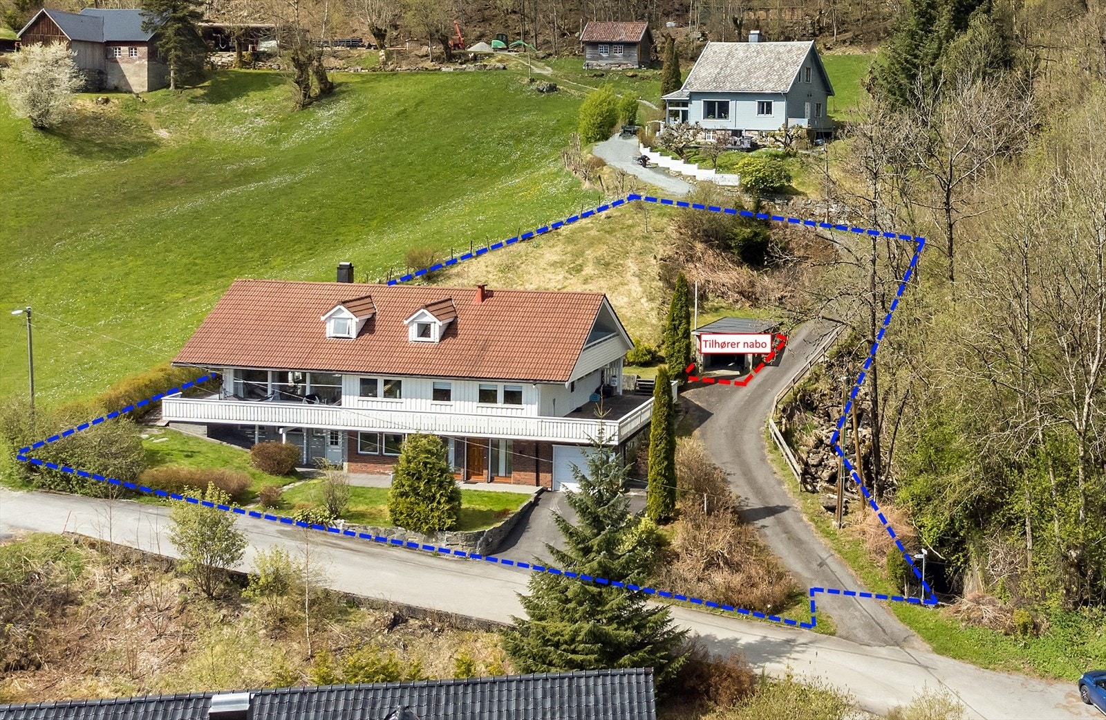Blå eiendomsgrense (ikke nøyaktig). Nabo ovenfor eier garasjen merket rødt, samt har veirett til sitt hus Galleribilde